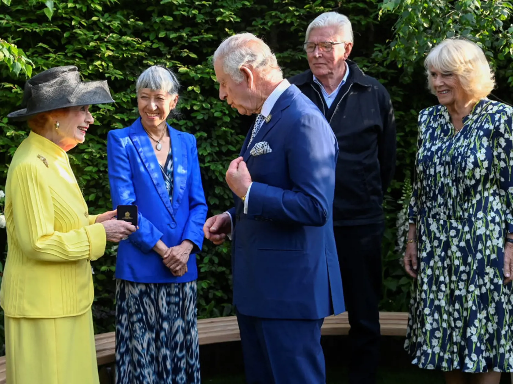 Kráľ Karol III. a Camilla absolvovali samostatné prehliadky niektorých záhrad.