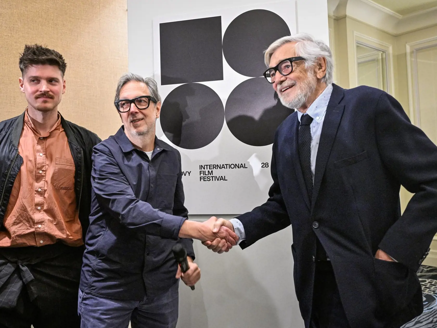 Jiří Bartoška dorazil v utorok na tlačovú konferenciu. Na verejnosti sa vzhľadom na chorobu objavuje zriedka.