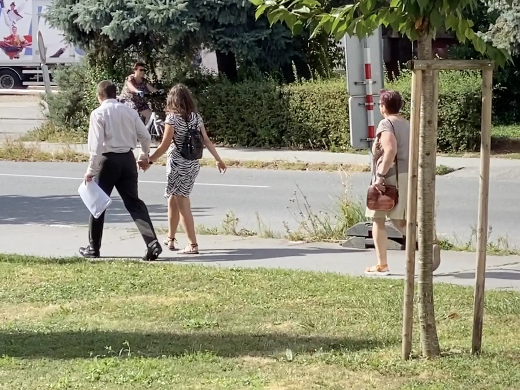 Rodina - manželka a mama - pevne stoja pri Lukášovi obžalovanom z toho, že obmedzoval osobnú slobodu 16-ročnej školáčky, s ktorou mal vzťah. Sudca prešovského súdu ho oslobodil a prepustil na slobodu po ôsmich mesiacoch väzby. Prokurátorka sa odvolala, rozhodovať bude krajský súd.