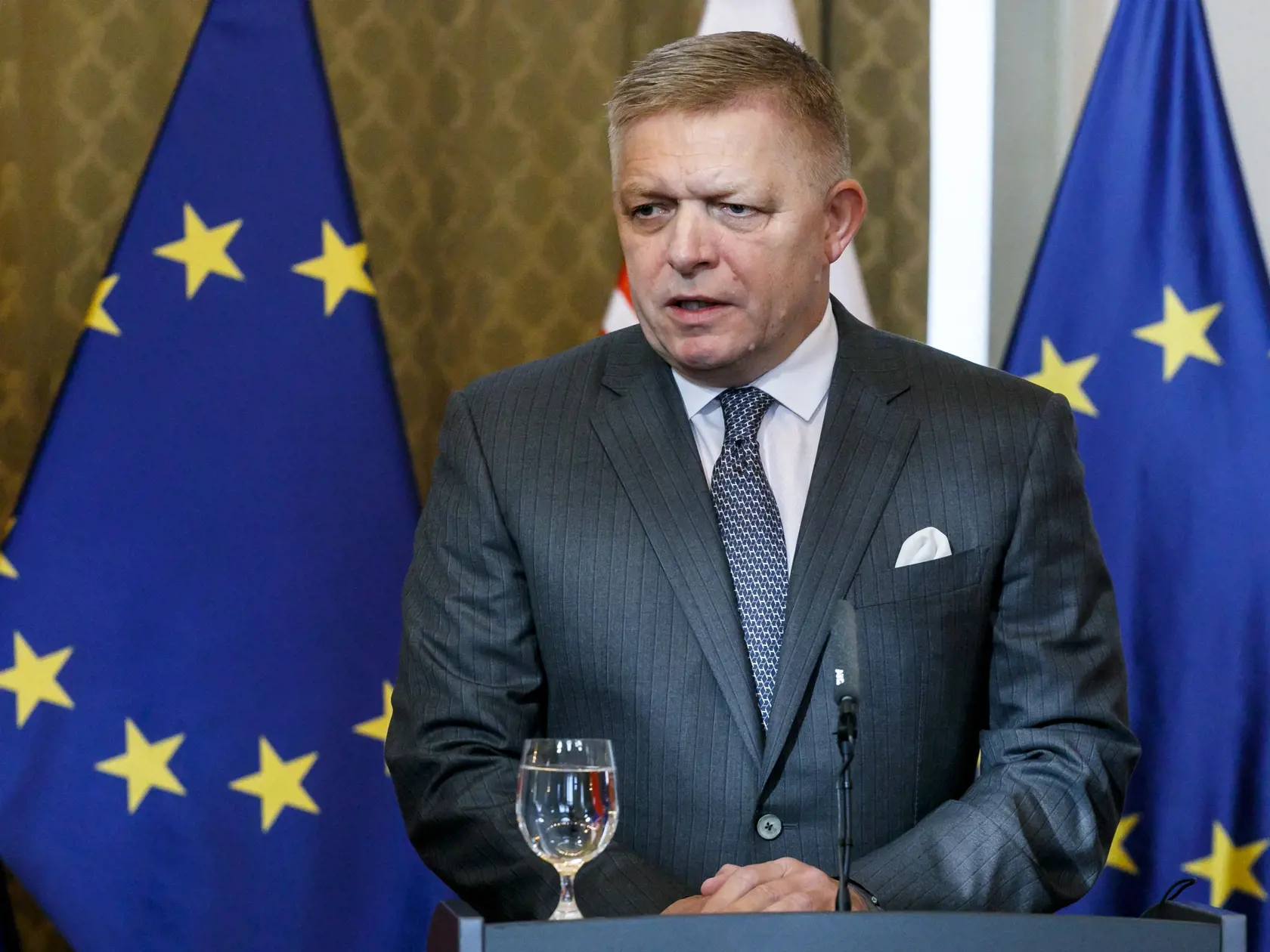 Predseda vlády SR Robert Fico (Smer) počas tlačového vyhlásenia po slávnostnom podpise Memoranda o spolupráci medzi Slovenskou republikou a spoločnosťou Hyundai Mobis v Bratislave.