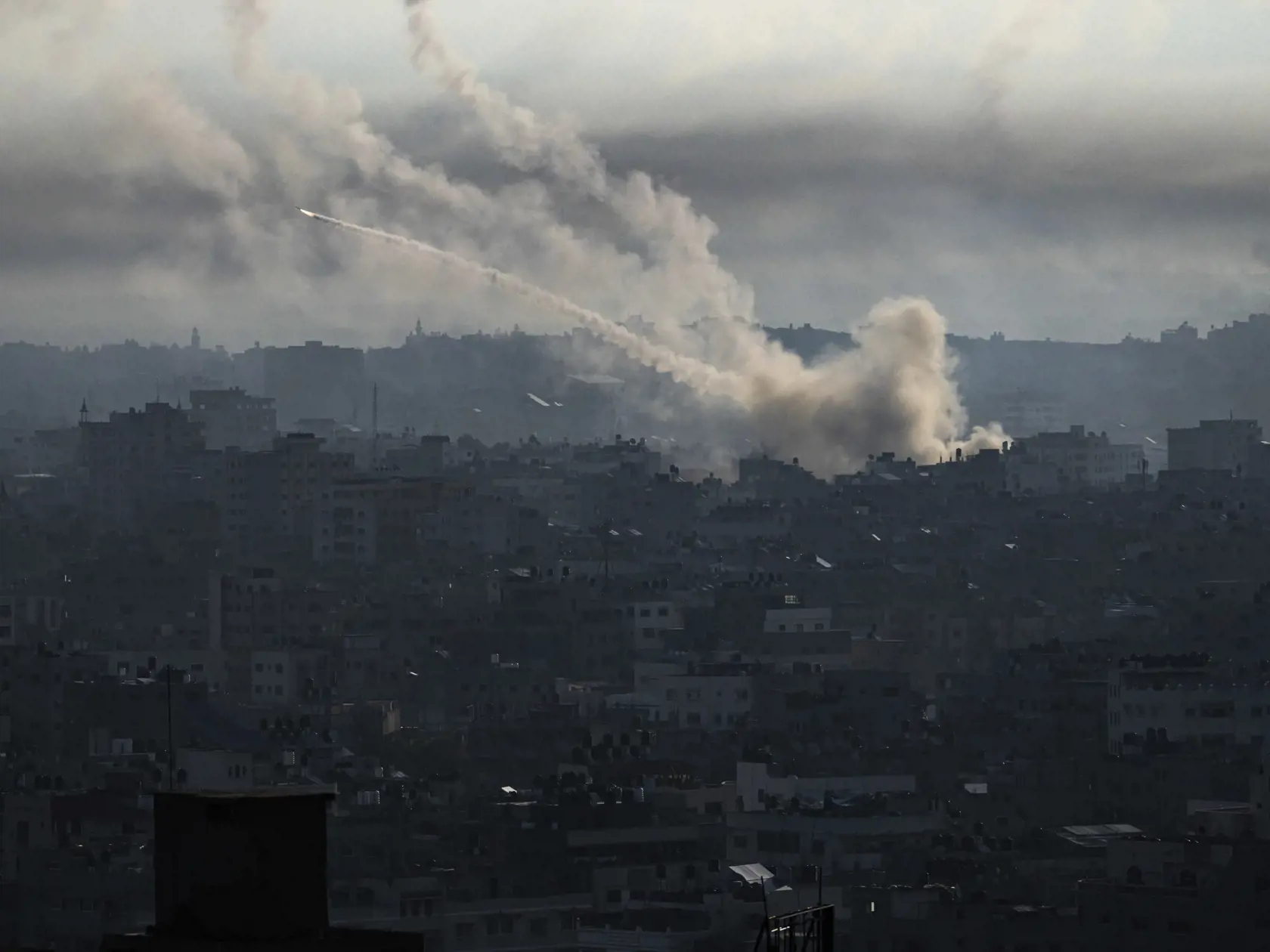JB 19 Gaza City - Rakety vystrelené z pásma Gazy na Izrael 7. októbra 2023. Vodca islamistického hnutia Hamas oznámil, že táto ozbrojená skupina začala novú vojenskú operáciu proti Izraelu. V Jeruzaleme sa rozozvučali sirény oznamujúce letecký poplach. TASR správu prevzala v sobotu z agentúr AP a AFP. FOTO TASR/AP

Rockets are fired toward Israel from the Gaza Strip, Saturday, Oct. 7, 2023. The rockets were fired as Hamas announced a new operation against Israel. (AP Photo/Fatima Shbair)