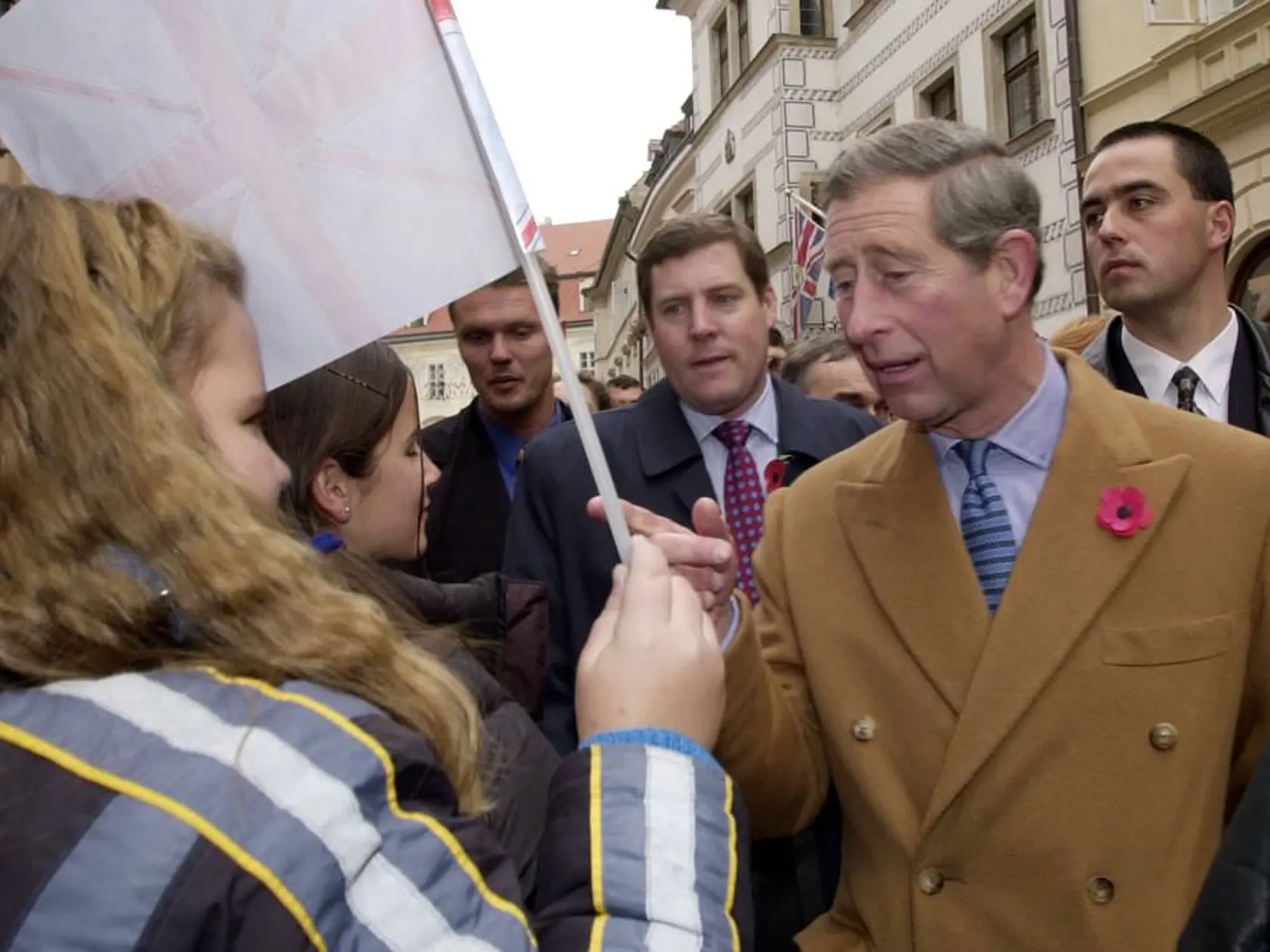 Britský princ Charles sa počas svojej návštevy Slovenskej republiky 2. novembra 2000 prešiel ulicami Starého Mesta Bratislavy