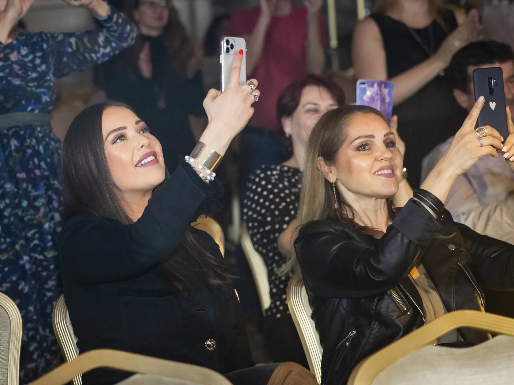 Premiéra slovenskej romantickej komédie "Príliš osobná známosť" v jednom z hotelov vo Vysokých Tatrách spojená s koncertom kapely IMT Smile. Na snímke Denisa Verná s mamou.