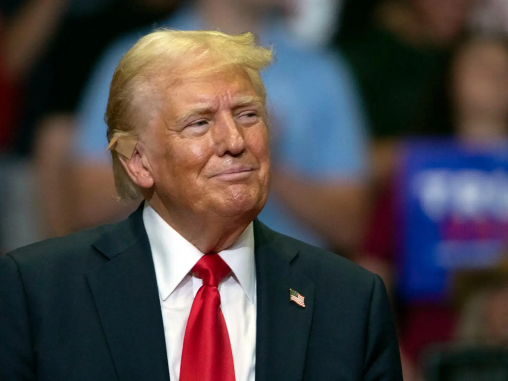 Donald Trump si už dal dole obväz z postreleného ucha. O špičku ucha prišiel, prelepil si ju leukoplastom.