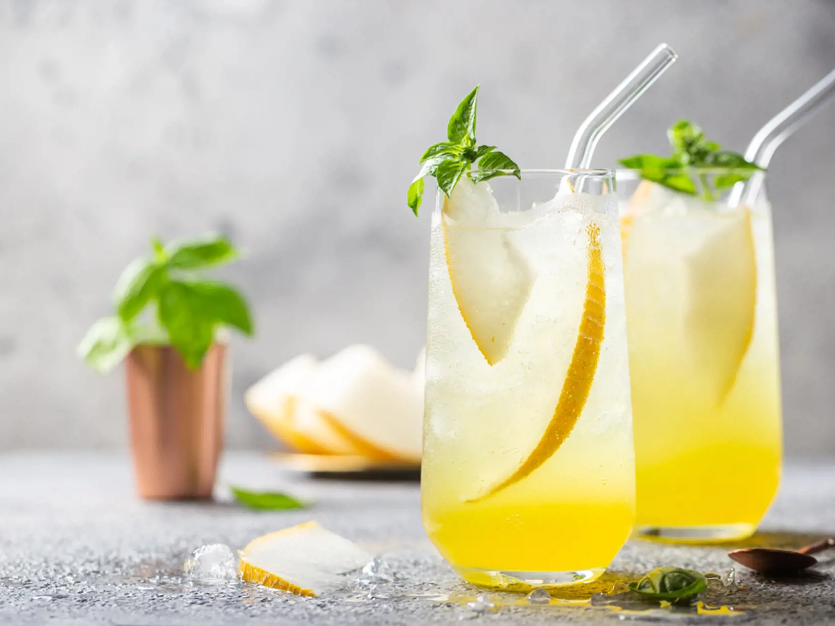 Melon,Juice,,Lemonade,In,Glasses,With,Ice,And,Melon,Slices