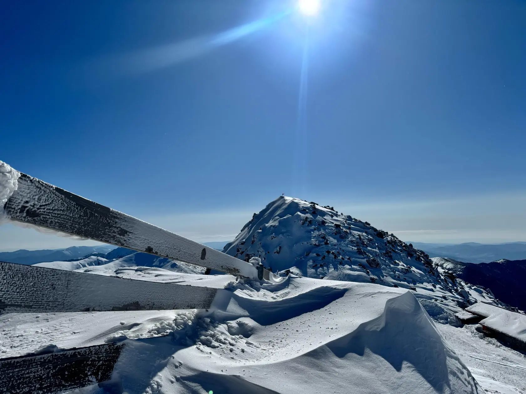 Lyžiarske stredisko Jasná, ktoré je momentálne jediné v prevádzke v rámci Liptova, má na jarné lyžovanie ideálne podmienky s dostatkom snehu. Na snímke vrch Chopok. FOTO TASR - Lenka Hanesová , 4. apríl 2025 