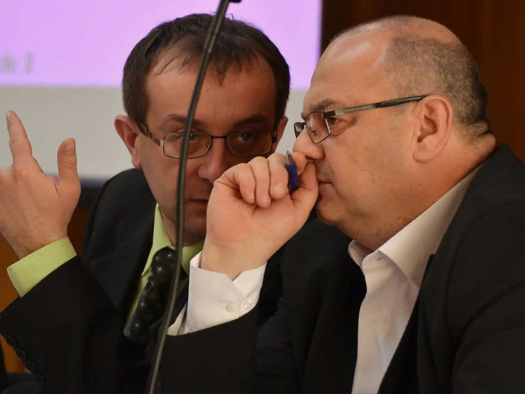 Július Selecký (vpravo)  s ex smerákom Róbertom Pucim.