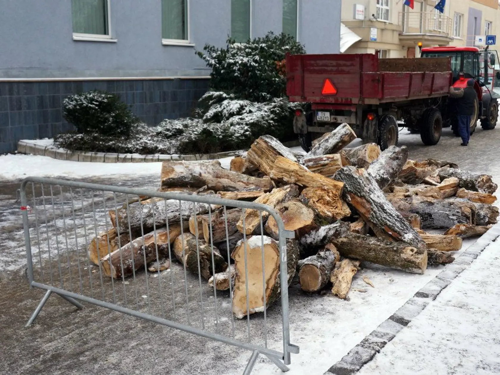 V Trebišove je známy prípad z roku 2013, kedy plnú vlečku dreva dali vysypať trebišovskí radní na chodník pred Obvodný úrad životného prostredia v Trebišove. Domáci tvrdili, že sa tak stalo na pokyn vtedajšieho primátora Mariána Kolesára. Na celú akciu "dozeral" práve Selecký. Išlo o spor radnice a enviromentalistov kvôli vyrúbaným stromom.