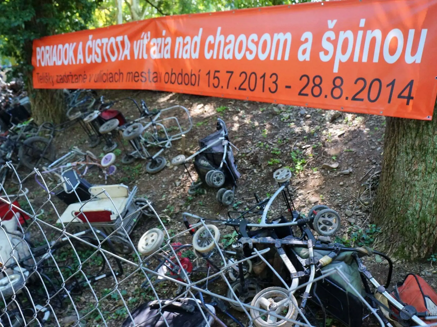 Trebišovskí Rómovia, kvôli odobratým veciam hovoria o útlaku a rasizme zo strany bývalého prednostu Mestského úradu v Trebišove.