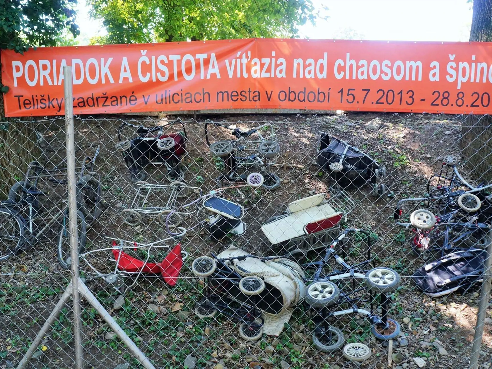 Takúto výstavu odobratých "tališiek" pripravil Július Selecký v roku 2014.