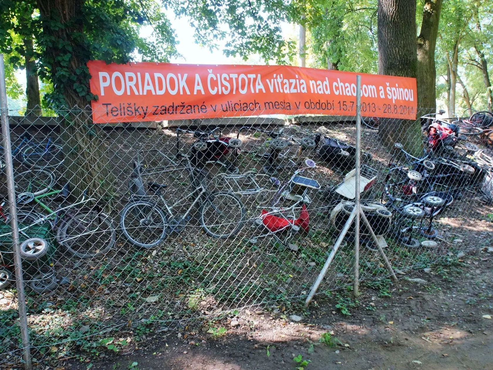 Mestská polícia na základe všeobecne záväzného nariadenia odoberala Rómom bicykle a jednoduché vozíky na ktorých prevážali drevo, železo alebo nákupy.