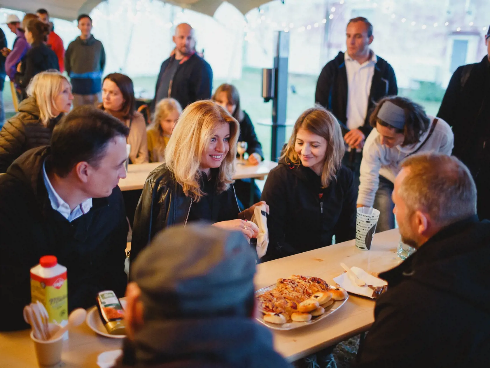 Zuzana Čaputová na hudobnom festivale.
