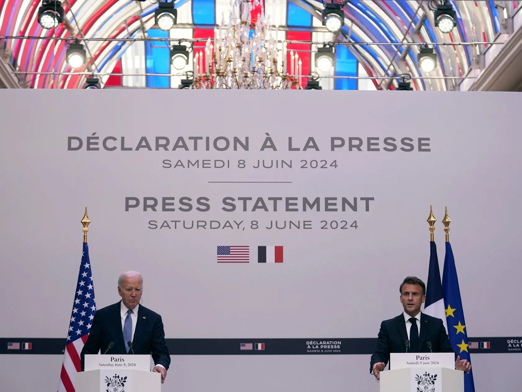 Francúzsky prezident Emmanuel Macron (vpravo) a americký prezident Joe Biden počas spoločnej tlačovej konferencie v Elyzejskom paláci v Paríži v sobotu 8. júna 2024. Biden v stredu pricestoval na päťdňovú  návštevu Francúzska, kde sa v Normandii zúčastnil na oslavách 80. výročia vylodenia spojencov. Do Francúzska pricestoval počas volebného roka. Podľa prieskumov pred novembrovými prezidentskými voľbami zvádza tesný súboj s republikánom Donaldom Trumpom.