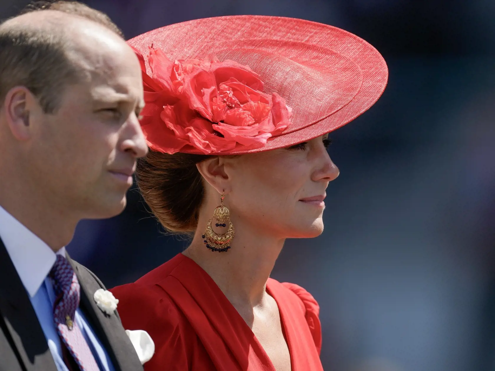 Na dostihoch sa objavila aj Catherine, princezná z Walesu, ktorá červenými šatami na seba upútala pozornosť celého publika.