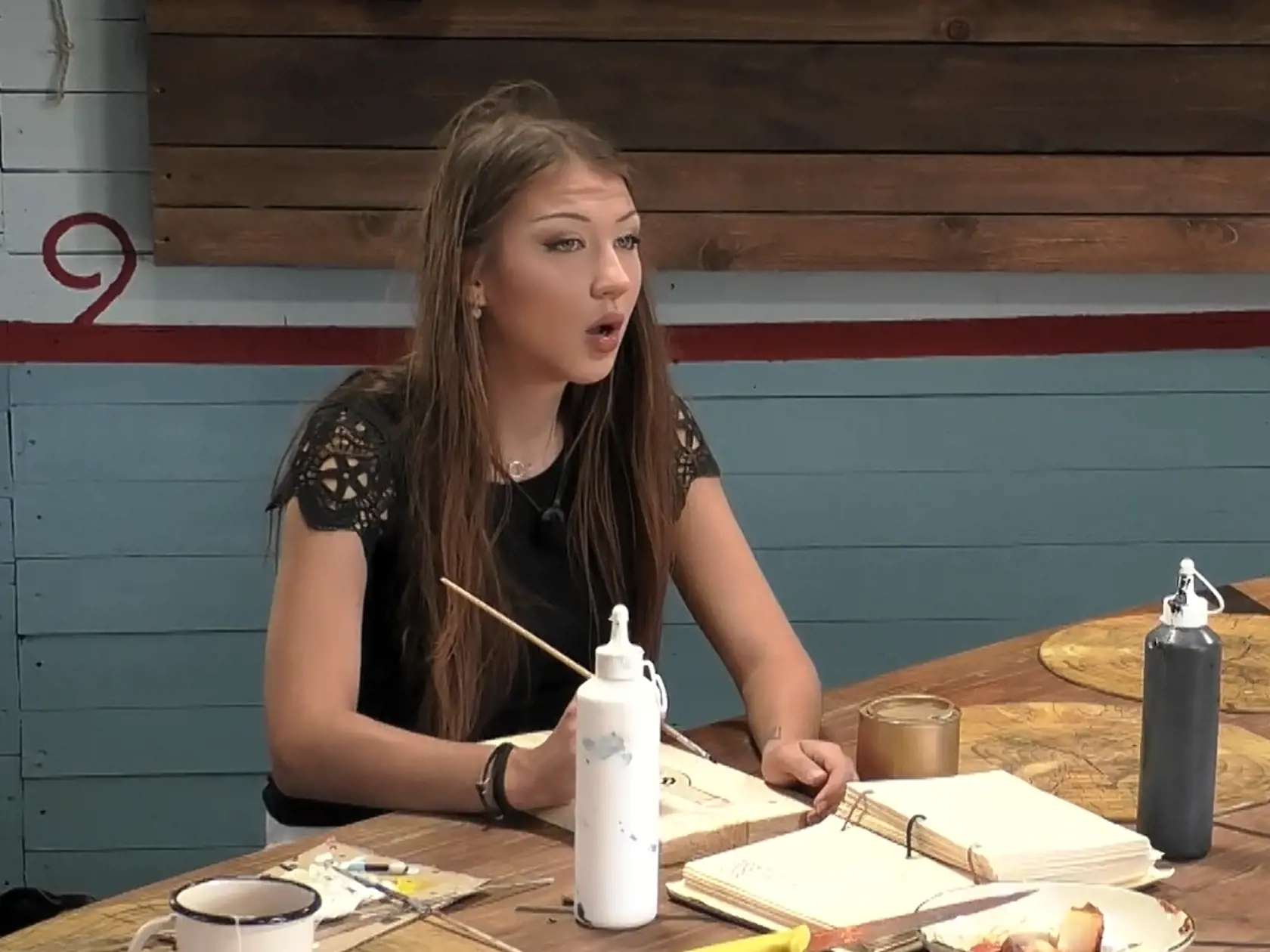 Keď Adam oznámil, že odchádza, viacerí farmári ostali v šoku. Podľa Azry a Emy odstúpiť rozhodne nemal.