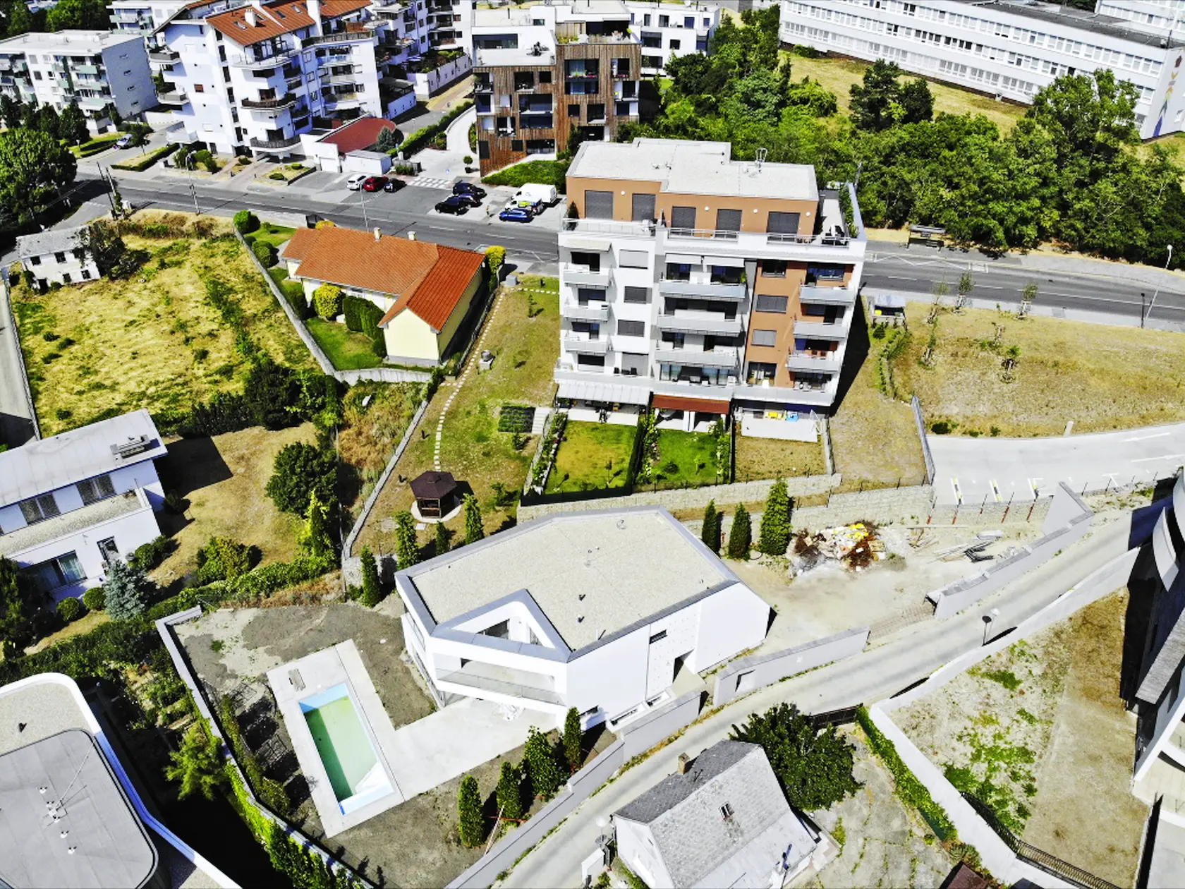 Stavba sa opakovane spomalila pre tri čierne stavby, ktoré manželom v okolí domu vyrástli.