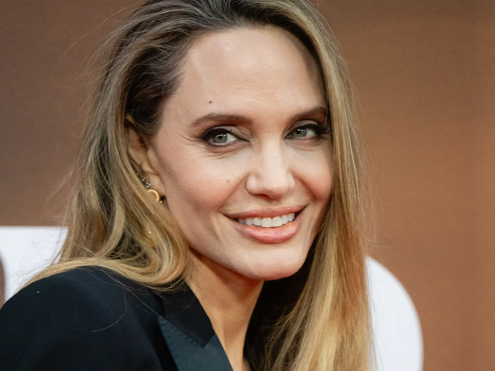 Krásna Angelina Jolie si prechádza veľkou životnou zmenou. Herečka sa totiž musela zmieriť s tým, že jeden z jej synov sa rozhodol odsťahovať z domu.