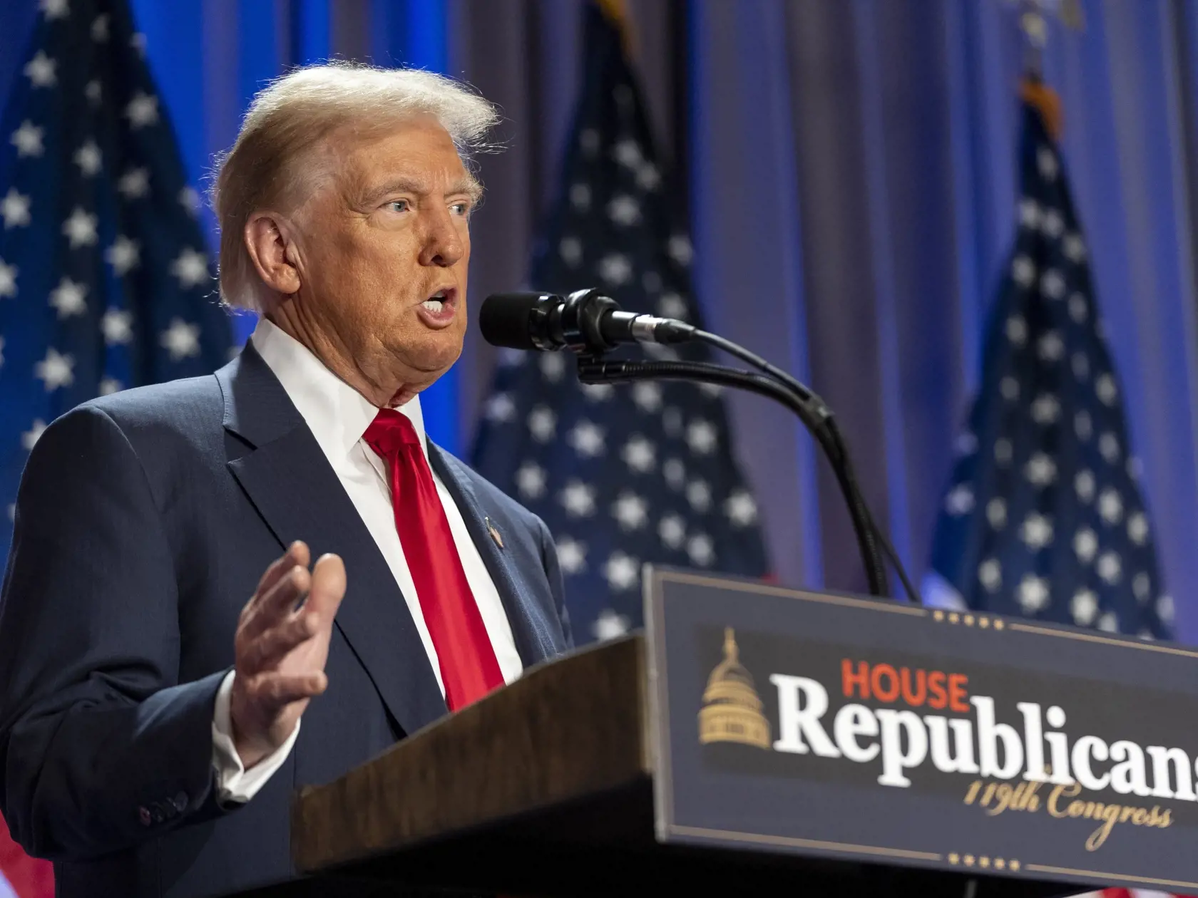 Na archívnej snímke z 13. novembra 2024 novozvolený americký prezident Donald Trump hovorí počas stretnutia s republikánskymi kongresmanmi vo Washingtone.