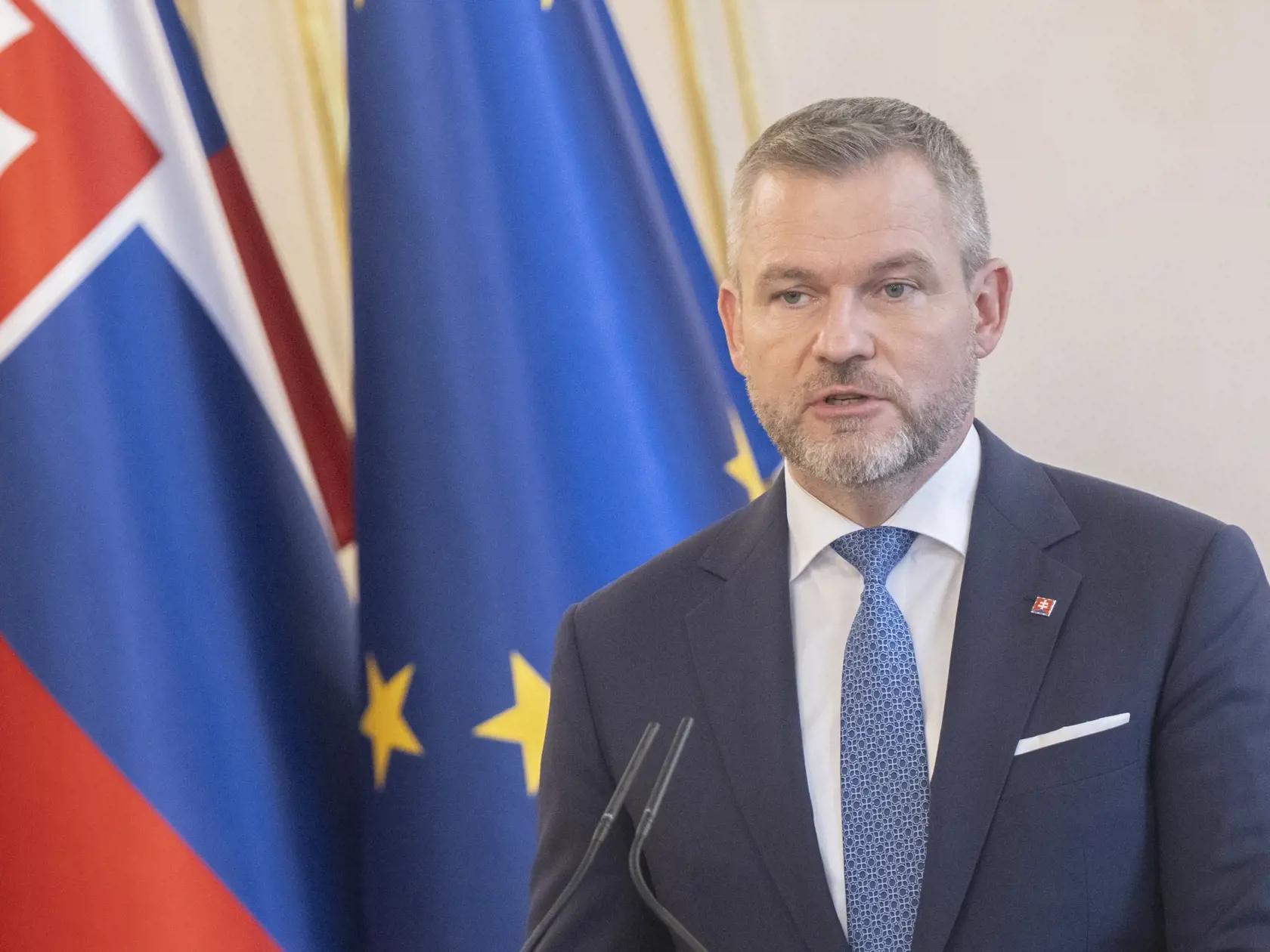 Prezident Peter Pellegrini prijal demisiu ministerky zdravotníctva Zuzany Dolinkovej (Hlas-SD) v Prezidentskom paláci v Bratislave vo štvrtok 10. októbra 2024. Vo funkcii ju nahradil Kamil Šaško (Hlas-SD). Na snímke prezident SR Peter Pellegrini počas prejavu po vymenovaní nového ministra zdravotníctva Kamila Šaška v Prezidentskom paláci v Bratislave vo štvrtok 10. októbra 2024. Dolinková oznámila svoj koniec vo funkcii minulý týždeň. Rozhodnutie odôvodnila tým, že necíti podporu pre presadzovanie svojich cieľov a opatrení na zlepšenie zdravotníctva. Kritizovala okrem iného aj schválenie konsolidačných opatrení v parlamente. Kamil Šaško pôsobil ako štátny tajomník na ministerstve hospodárstva. Vláda ho z tejto pozície odvolala v stredu 9. októbra. FOTO TASR - Martin Baumann