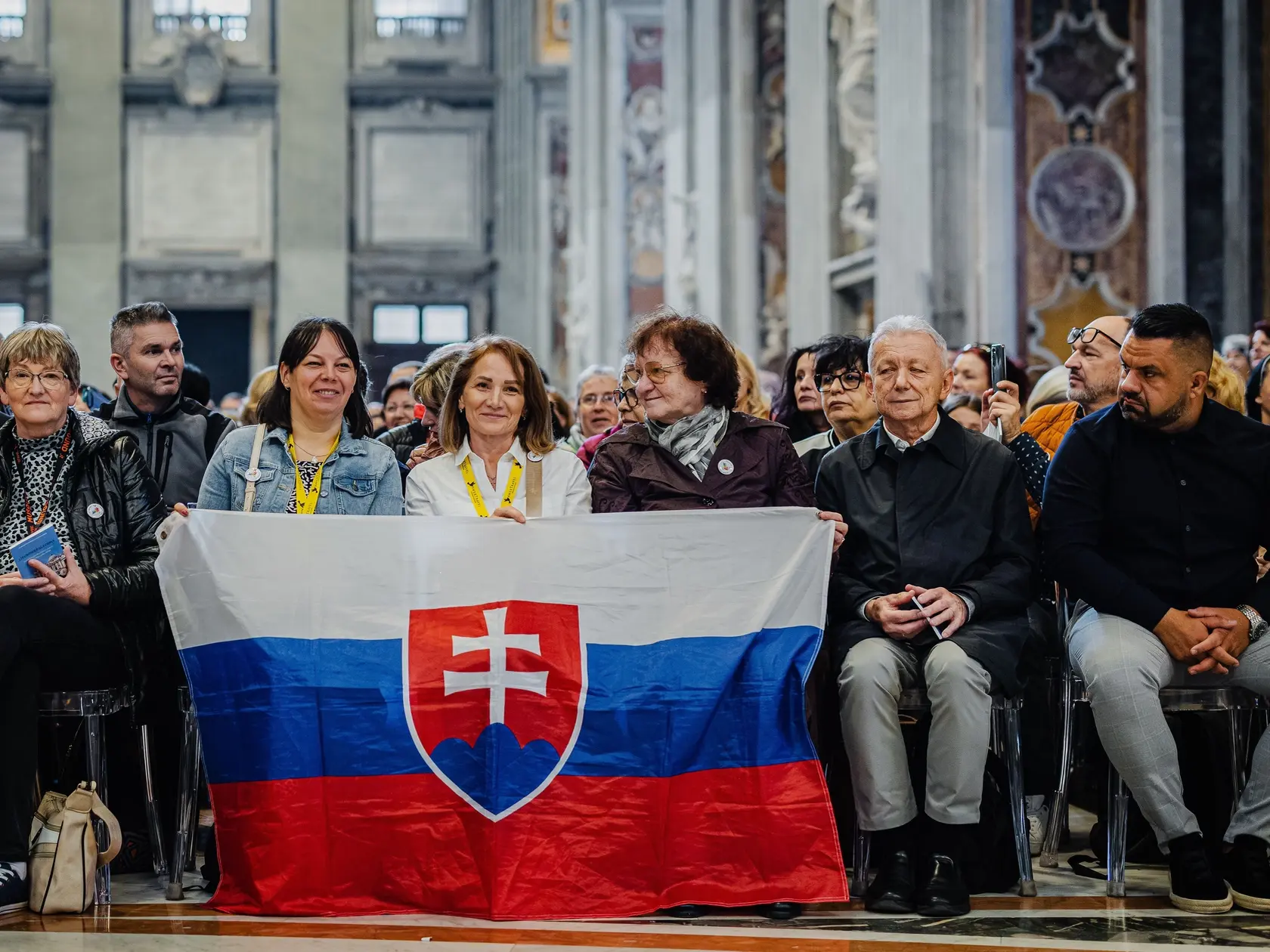 Na snímke slovenskí pútnici počas slávnostnej svätej omše v rámci národnej púte Slovákov pri príležitosti jubilejného roka v Bazilike sv. Petra vo Vatikáne v piatok 4. apríla 2025. V jubilejnom roku sú v Ríme otvorené sväté brány a najbližšie dni patria pútnikom zo Slovenska. Na národnej púti sa zúčastňuje asi 4300 Slovákov. Prítomný je aj prezident SR Peter Pellegrini a apoštolský nuncius Nicola Girasoli. 