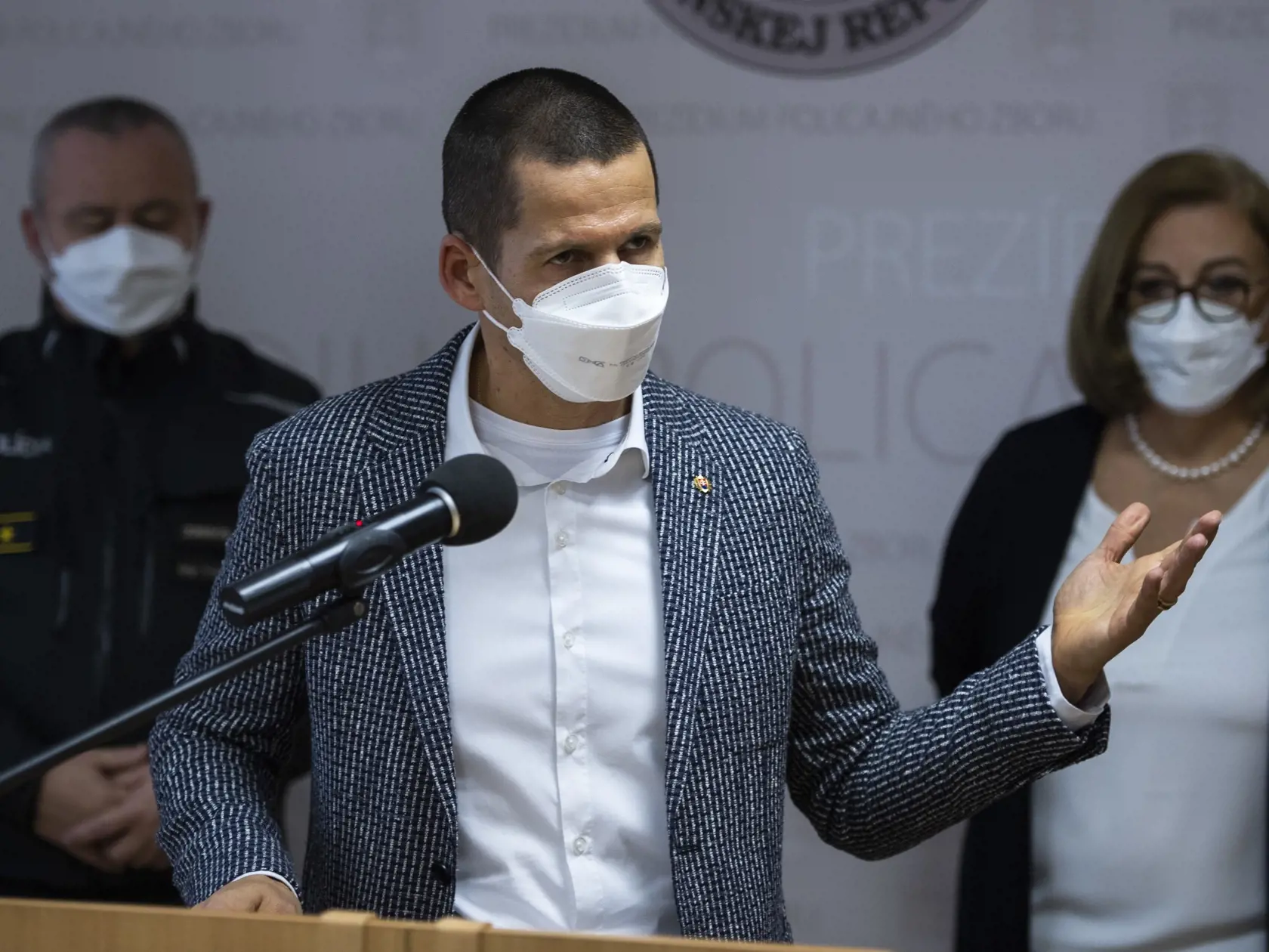 Na snímke zľava riaditeľ Krajského riaditeľstva Policajného zboru Viliam Adamec, dočasne poverený prezident Policajného zboru Štefan Hamran a prezidentka Slovenskej epidemiologickej a vakcinologickej spoločnosti Zuzana Krištúfková počas tlačovej konferencie k bezpečnostným opatreniam v súvislosti so zhromaždeniami plánovanými na 17. novembra, v Bratislave 16. novembra 2021. FOTO TASR - Jaroslav Novák