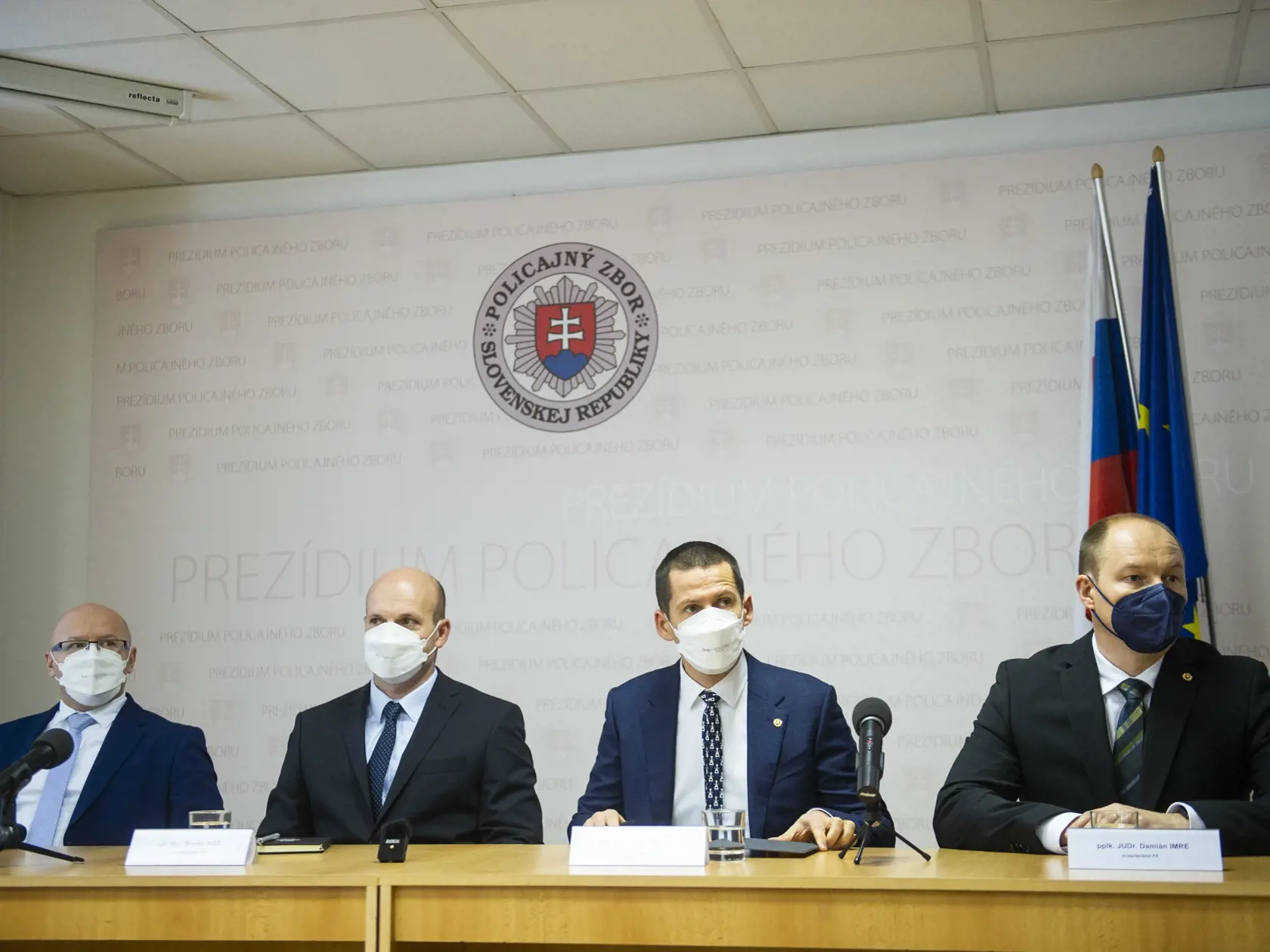 Na snímke sprava viceprezident Policajného zboru Damián Imre, prezident Policajného zboru (PZ) Štefan Hamran, 1. viceprezident Policajného zboru Branko Kišš a riaditeľ Národnej kriminálnej agentúry Ľubomír Daňko počas tlačovej konferencie k vymenovaniu nového vedenia Policajného zboru SR 12. januára 2022 v Bratislave. FOTO TASR - Jakub Kotian