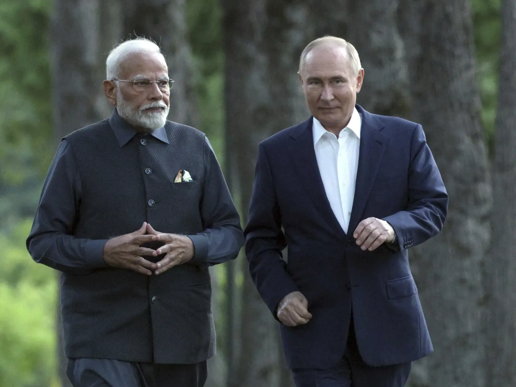 Ruský prezident Vladimir Putin (vpravo) kráča s indickým premiérom Naréndrom Módím počas ich stretnutia v jeho rezidencii Novo-Ogarjovo pri Moskve 8. júla 2024.