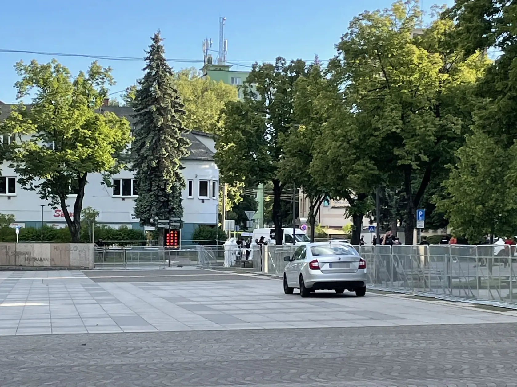 Na snímke príslušníci forenzného oddelenia Policajného zboru zaisťujú dôkazy na mieste streľby na premiéra Roberta Fica pred domom kultúry v Handlovej v okrese Prievidza v stredu 15. mája 2024. Fica v stredu po výjazdovom rokovaní vlády v Handlovej postrelili. Na mieste padlo niekoľko výstrelov, útočníka zadržali.