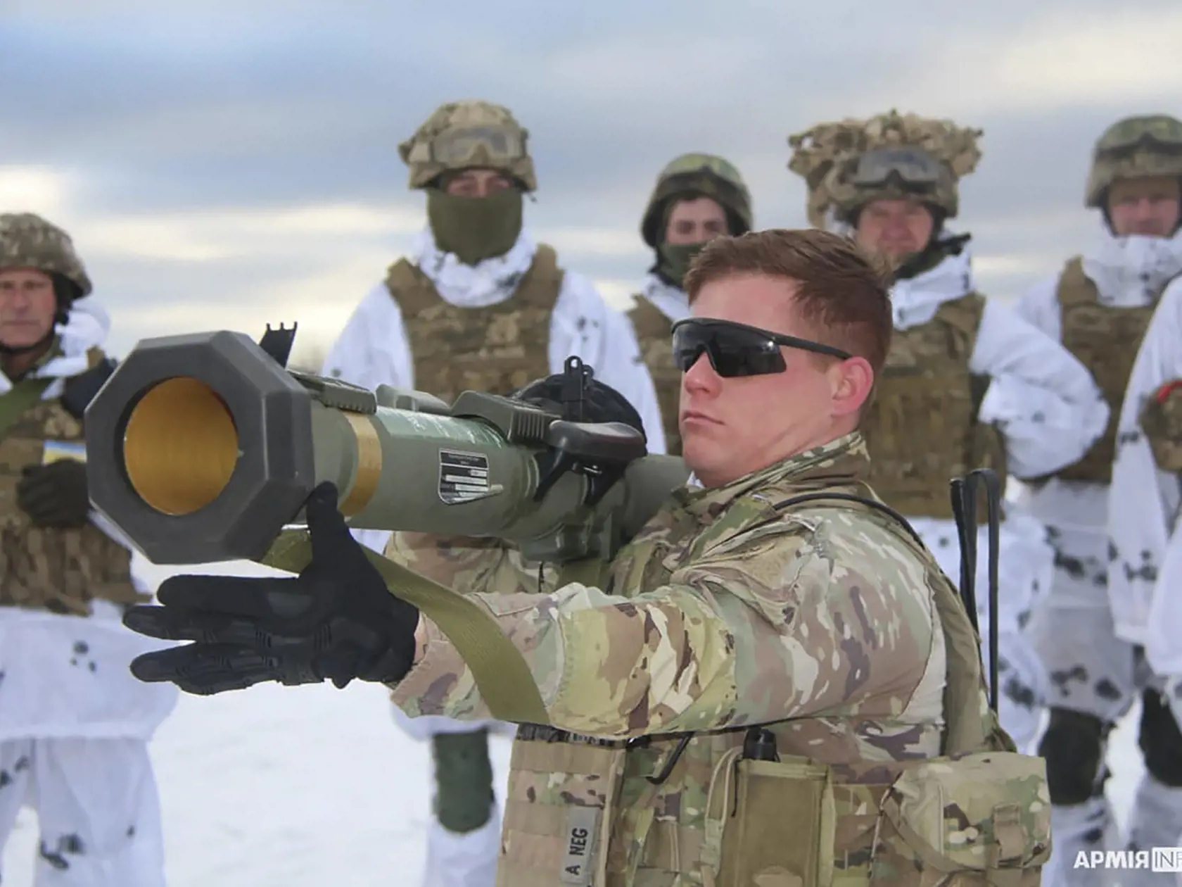 JB 25 Ľvov - Americký inštruktor trénuje ukrajinských vojakov na použitie raketovej munície (SMAW-D) na vojenskej tréningovej základni Javoriv pri Ľvove na západe Ukrajiny 30. januára 2022. Hromadenie ruských vojsk v blízkosti ukrajinských hraníc a obavy Západu z prípadnej ruskej invázie na Ukrajinu boli témami pondelkového zasadnutia Bezpečnostnej rady Organizácie Spojených národov (BR OSN) v New Yorku. Americká veľvyslankyňa pri OSN Linda Thomasová-Greenfieldová obvinila Moskvu, že v priebehu 
