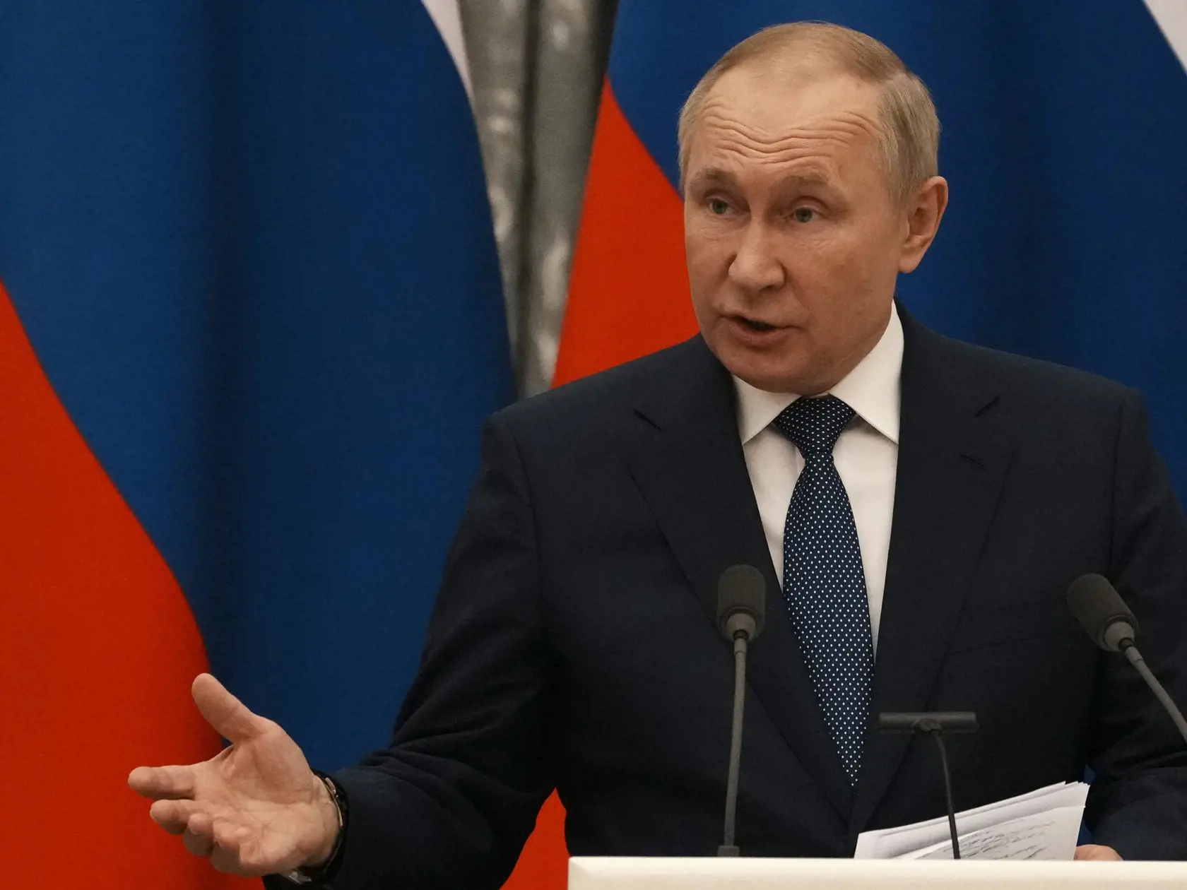 JB 16 Moskva - Ruský prezident Vladimir Putin počas spoločnej tlačovej konferencie s francúzskym prezidentom Emmanuelom Macronom (nie je na snímke) po ich stretnutí v Moskve 7. februára 2022. Macron v utorok na tlačovej konferencii v Moskve po pondelkovom stretnutí s ruským lídrom Vladimirom Putinom povedal, že dialóg s Moskvou je nutnou podmienkou pre budovanie mieru v Európe. Informovali o tom ruská štátna tlačová agentúra TASS a agentúra AFP. "Rusko je európska krajina. Je nutné spolupracovať