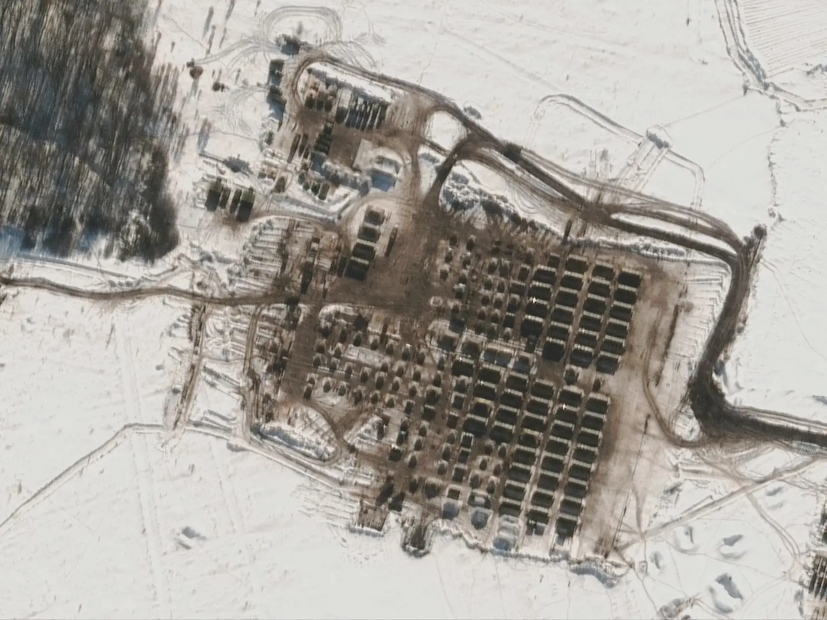 PK 24 Kursk - Na satelitnej snímke stany pre vojakov ruskej armády stoja v Kursku, 110 kilometrov východne od ukrajinskej hranice, v stredu 9. februára 2022. Tieto zábery tak naznačujú, že Rusko pokračuje v rozmiestňovaní nových jednotiek aj napriek prebiehajúcej intenzívnej diplomacii zameranej na zníženie napätia. FOTO TASR/AP

This satellite image provided by Maxar Technologies shows a close up of tents and a troop housing area in Kursk, approximately 110 kilometers to the east of the border 