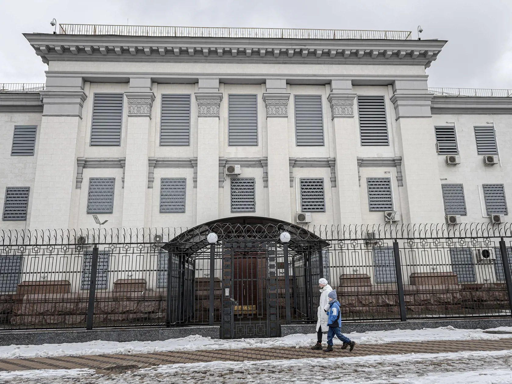 WA 97 Kyjev - Na snímke budova ruského veľvyslanectva v Kyjeve v sobotu 12. februára 2022. Rusko stiahlo z Ukrajiny časť svojich diplomatických zamestnancov pre obavy z "provokácií zo strany kyjevského režimu alebo tretích krajín". Oznámila to v sobotu hovorkyňa ruského ministerstva zahraničných vecí Marija Zacharovová, podľa ktorej však ruské veľvyslanectvo na Ukrajine stále plní svoje hlavné funkcie.  Na odchod z Ukrajiny z obáv pred ruskou inváziou vyzvala svojich zamestnancov s výnimkou kľúč