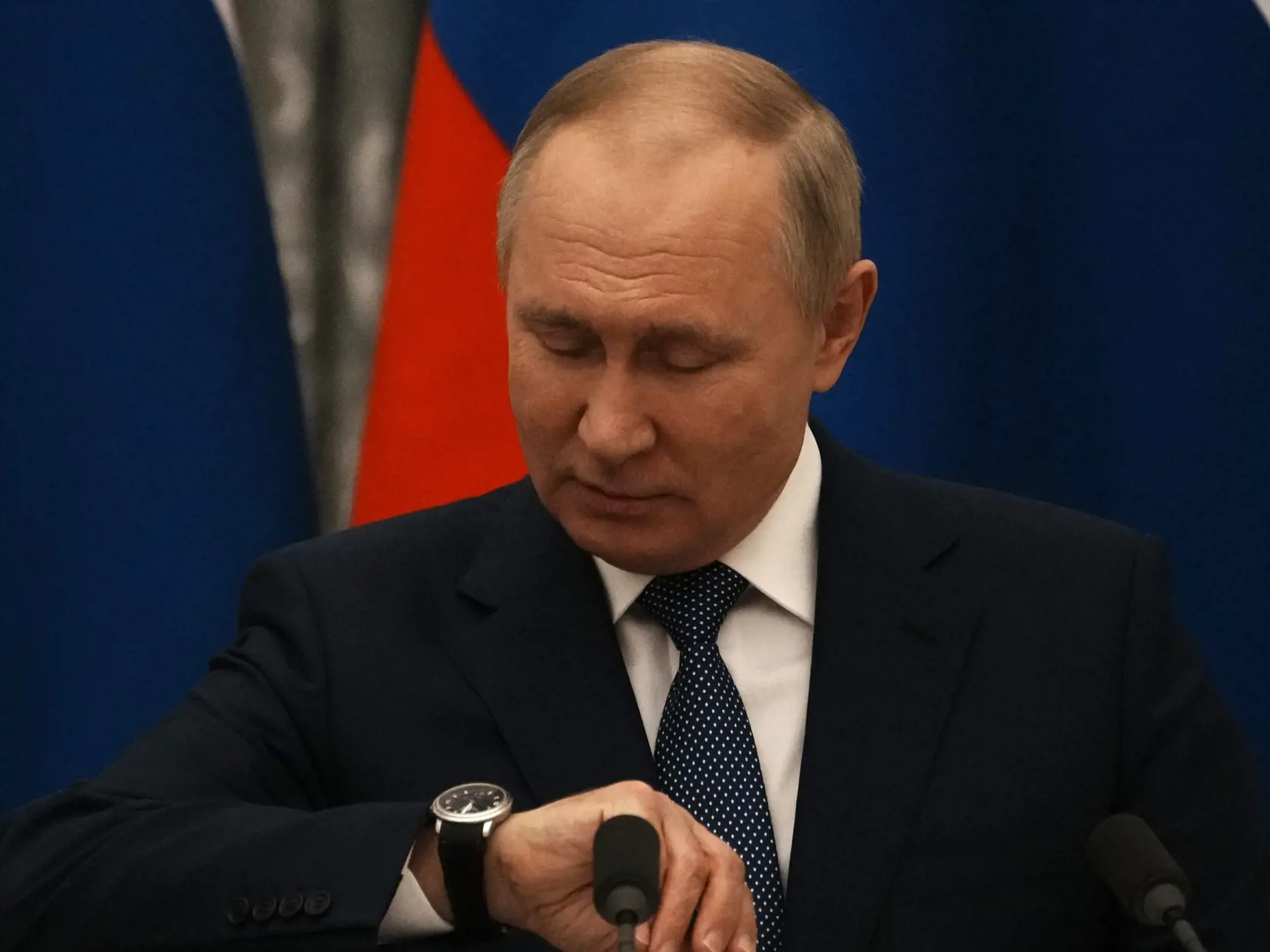 JB 17 Moskva - Ruský prezident Vladimir Putin kontroluje svoje hodinky pred tlačovou konferenciou s francúzskym prezidentom Emmanuelom Macronom (nie je na snímke) po ich stretnutí v Moskve 7. februára 2022. Macron v utorok na tlačovej konferencii v Moskve po pondelkovom stretnutí s ruským lídrom Vladimirom Putinom povedal, že dialóg s Moskvou je nutnou podmienkou pre budovanie mieru v Európe. Informovali o tom ruská štátna tlačová agentúra TASS a agentúra AFP. "Rusko je európska krajina. Je nutn