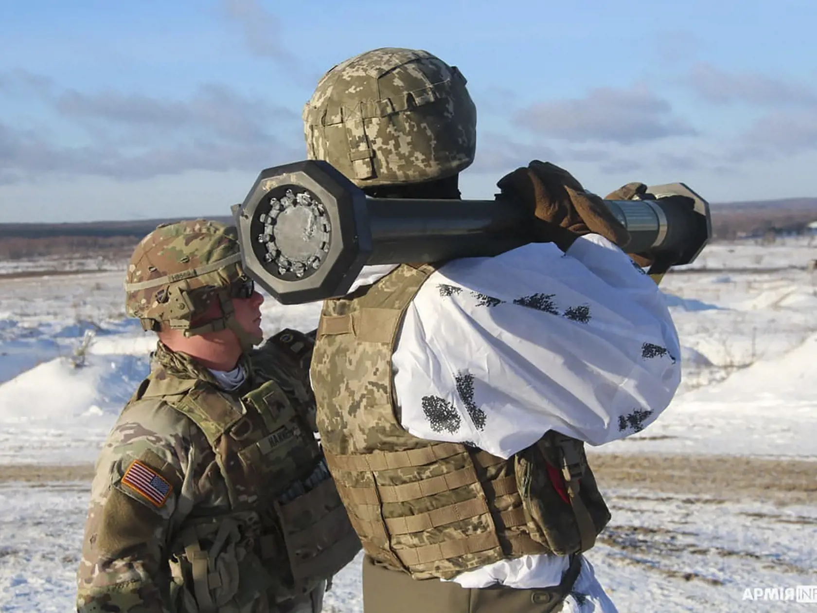 JB 26 Ľvov - Americký inštruktor trénuje ukrajinského vojaka na použitie raketovej munície (SMAW-D) na vojenskej tréningovej základni Javoriv pri Ľvove na západe Ukrajiny 30. januára 2022. Hromadenie ruských vojsk v blízkosti ukrajinských hraníc a obavy Západu z prípadnej ruskej invázie na Ukrajinu boli témami pondelkového zasadnutia Bezpečnostnej rady Organizácie Spojených národov (BR OSN) v New Yorku. Americká veľvyslankyňa pri OSN Linda Thomasová-Greenfieldová obvinila Moskvu, že v priebehu n