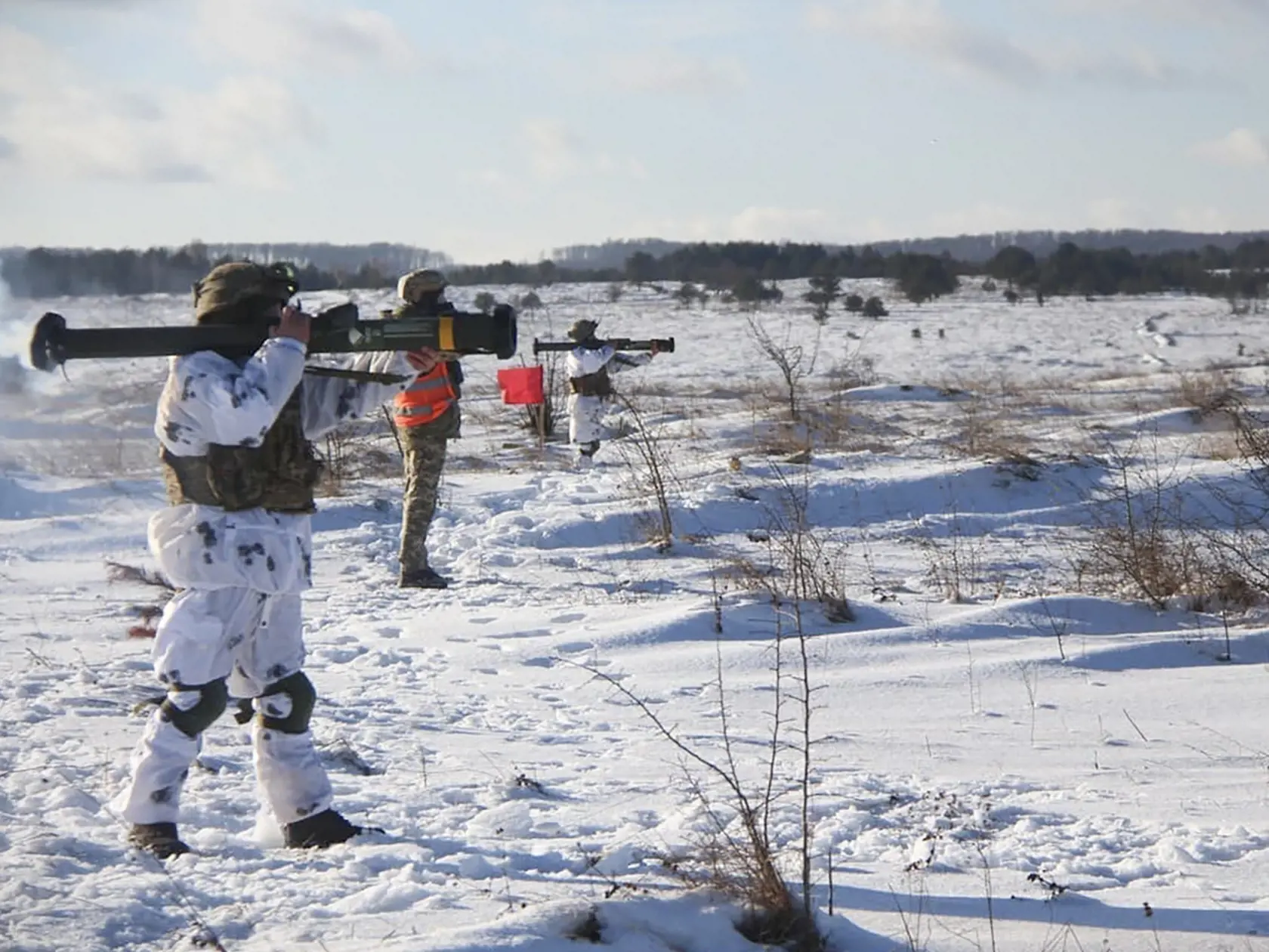JB 28 Ľvov - Ukrajinskí vojaci trénujú použitie raketovej munície (SMAW-D) na vojenskej tréningovej základni Javoriv pri Ľvove na západe Ukrajiny 30. januára 2022. Hromadenie ruských vojsk v blízkosti ukrajinských hraníc a obavy Západu z prípadnej ruskej invázie na Ukrajinu boli témami pondelkového zasadnutia Bezpečnostnej rady Organizácie Spojených národov (BR OSN) v New Yorku. Americká veľvyslankyňa pri OSN Linda Thomasová-Greenfieldová obvinila Moskvu, že v priebehu niekoľkých týždňov plánuje