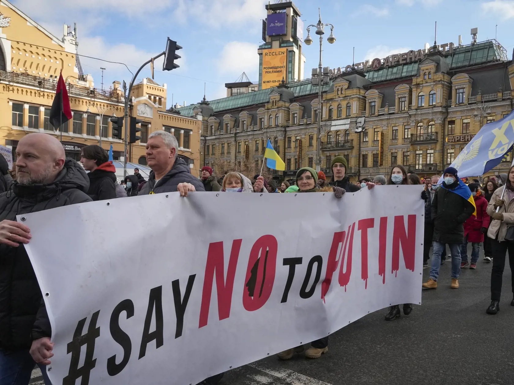 WA 40 Kyjev - Demonštranti protestujú proti možnej eskalácii napätia medzi Ruskom a Ukrajinou počas zhromaždenia v centre ukrajinskej metropoly Kyjev v sobotu 12. februára 2022.  Americký prezident Joe Biden a ruský prezident Vladimir Putin plánujú v sobotu absolvovať telefonický hovor. Telefonát najvyšších predstaviteľov USA a Ruska prichádza v čase zvyšujúceho sa napätia medzi Ruskom a západom. Rusko zhromaždilo pri svojich hraniciach s Ukrajinou viac ako 100.000 vojakov. Západné mocnosti otvo