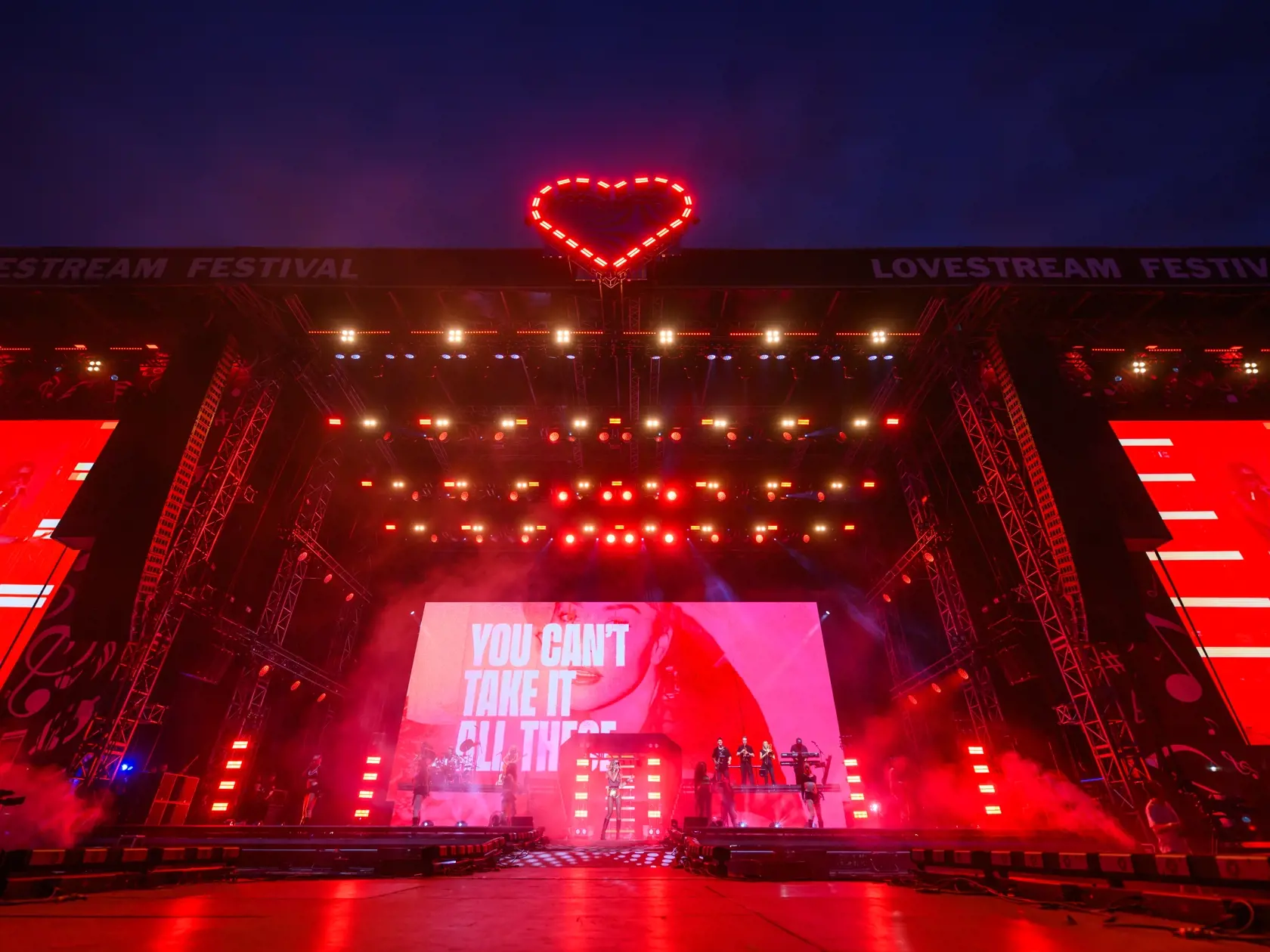 Lovestream festival, najväčšie hudobné podujatie tohto leta, sa začína v piatok popoludní v Bratislave. Na letisku v bratislavských Vajnoroch sa počas troch dní od 16. do 18. augusta predstavia viaceré osobnosti európskej a svetovej hudobnej scény. Brány festivalu sa pre všetkých fanúšikov otvorili v piatok 16. augusta o 12.00 h a zatvoria sa v pondelok 19. augusta o 12.00 h. Na snímke britská speváčka Rita Ora počas prvého dňa 3. ročníka Lovestream festivalu na Starom Vajnorskom letisku.