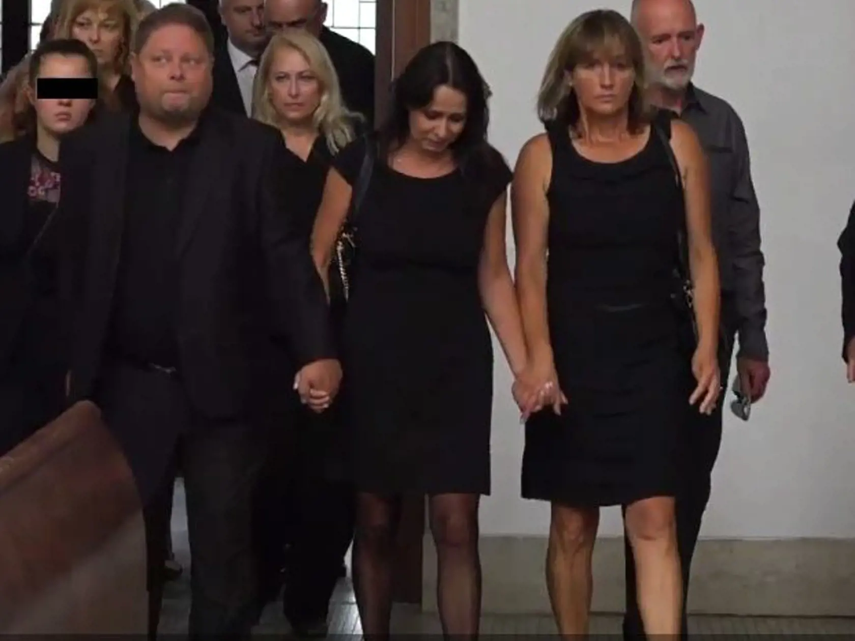 Heidi Janků musel podopierať nevlastný syn Ivo Pavlík.