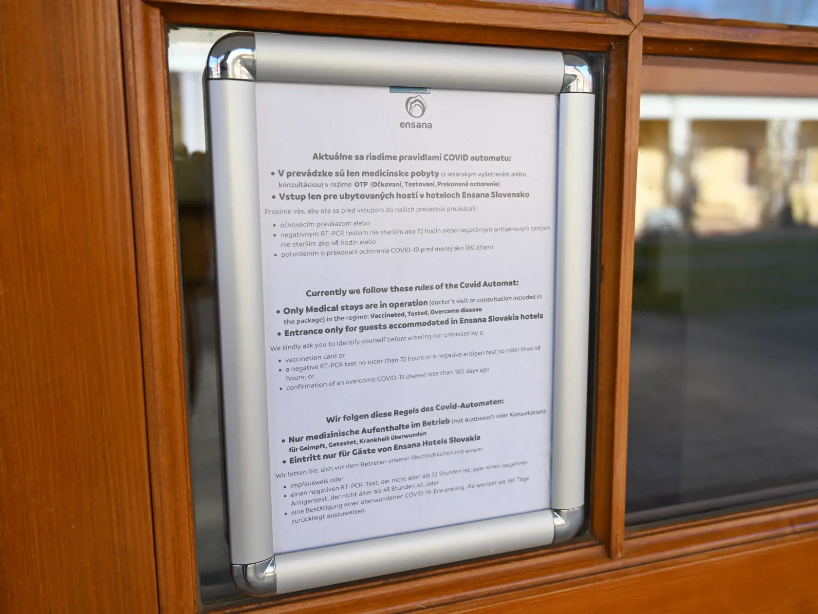 Na snímke oznam na dverách Hotela Thermia Palace v Piešťanoch v utorok 23. novembra 2021. FOTO TASR - Lukáš Grinaj