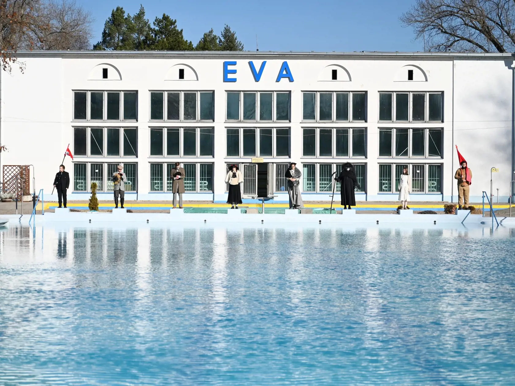 Zážitková prehliadka mestom Piešťany podľa Wintera! Návštevníci so slúchadlami na ušiach vstúpili priamo do príbehu a pred očami im ožila doba architekta a a budovateľa piešťanských kúpeľov Ľudovíta Wintera. Na snímke záver divadelného predstavenia na kúpalisku Eva. Piešťany, 23. novembra 2021. FOTO TASR - Lukáš Grinaj