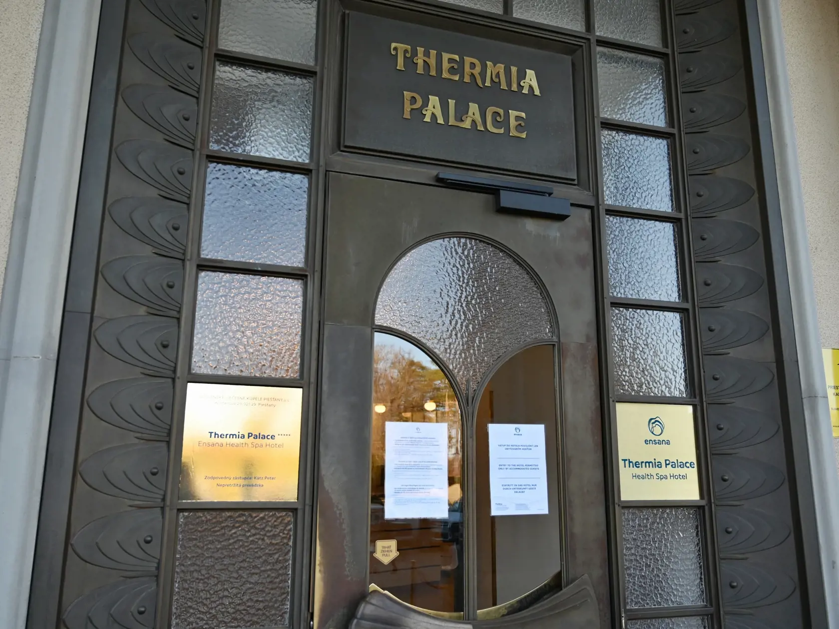 Na snímke oznam na dverách Hotela Thermia Palace v Piešťanoch v utorok 23. novembra 2021. FOTO TASR - Lukáš Grinaj