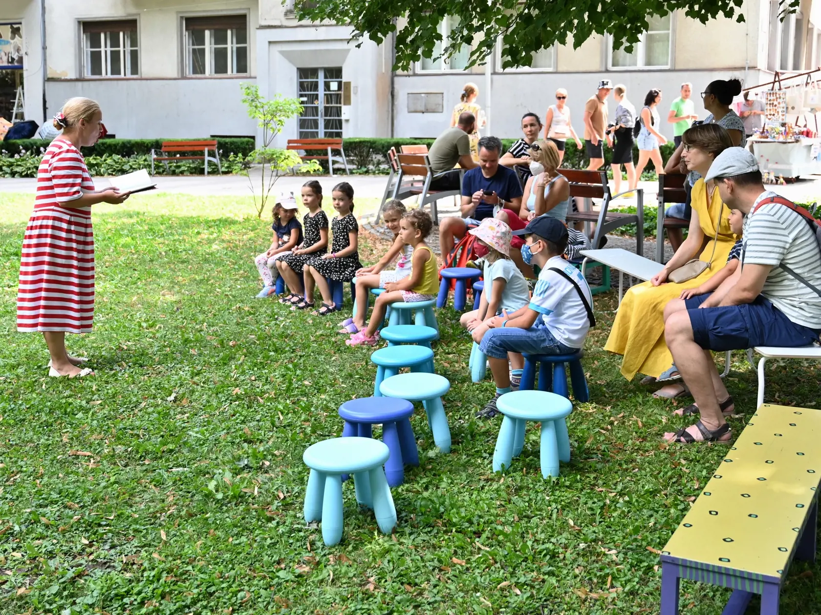 Na snímke čítanie rozprávok pre deti v Túlavej knižnici počas Street ART Festivalu v Piešťanoch v sobotu 31. júla 2021. FOTO TASR - Lukáš Grinaj