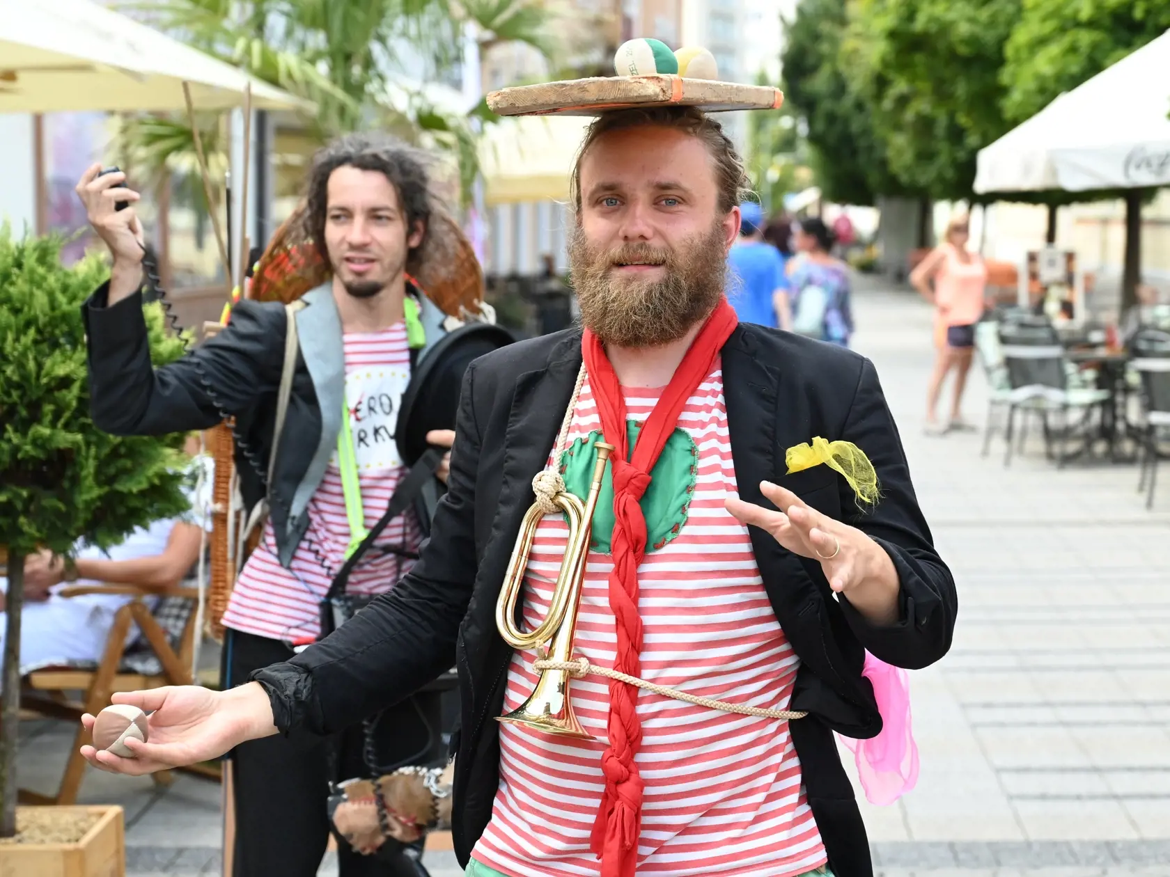 Na snímke predstavenie skupiny zabávačov Kyselí krastafci počas Street ART Festivalu v Piešťanoch v sobotu 31. júla 2021. FOTO TASR - Lukáš Grinaj