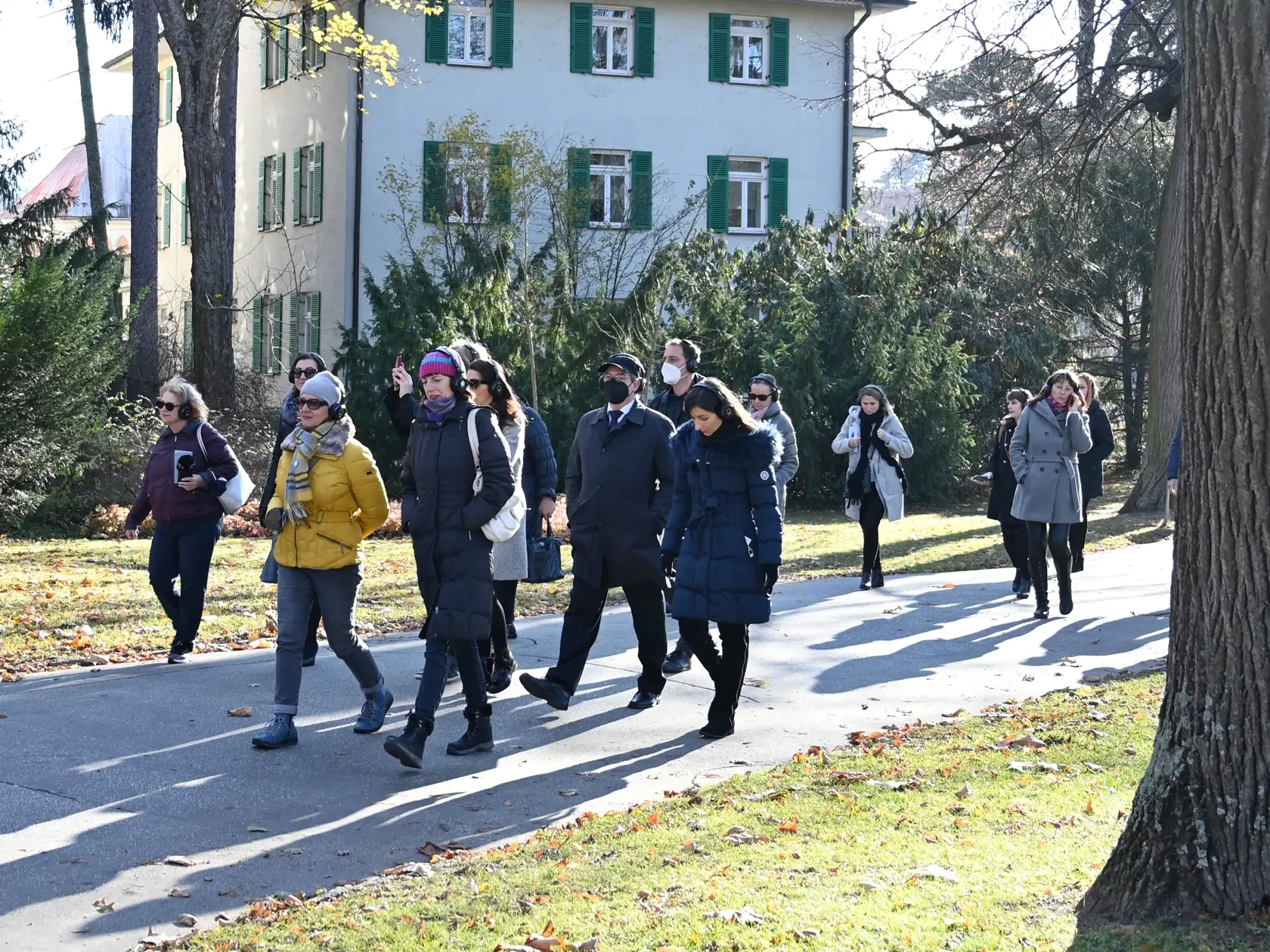 Zážitková prehliadka mestom Piešťany podľa Wintera! Návštevníci so slúchadlami na ušiach vstúpili priamo do príbehu a pred očami im ožila doba architekta a a budovateľa piešťanských kúpeľov Ľudovíta Wintera. Piešťany, 23. novembra 2021. FOTO TASR - Lukáš Grinaj