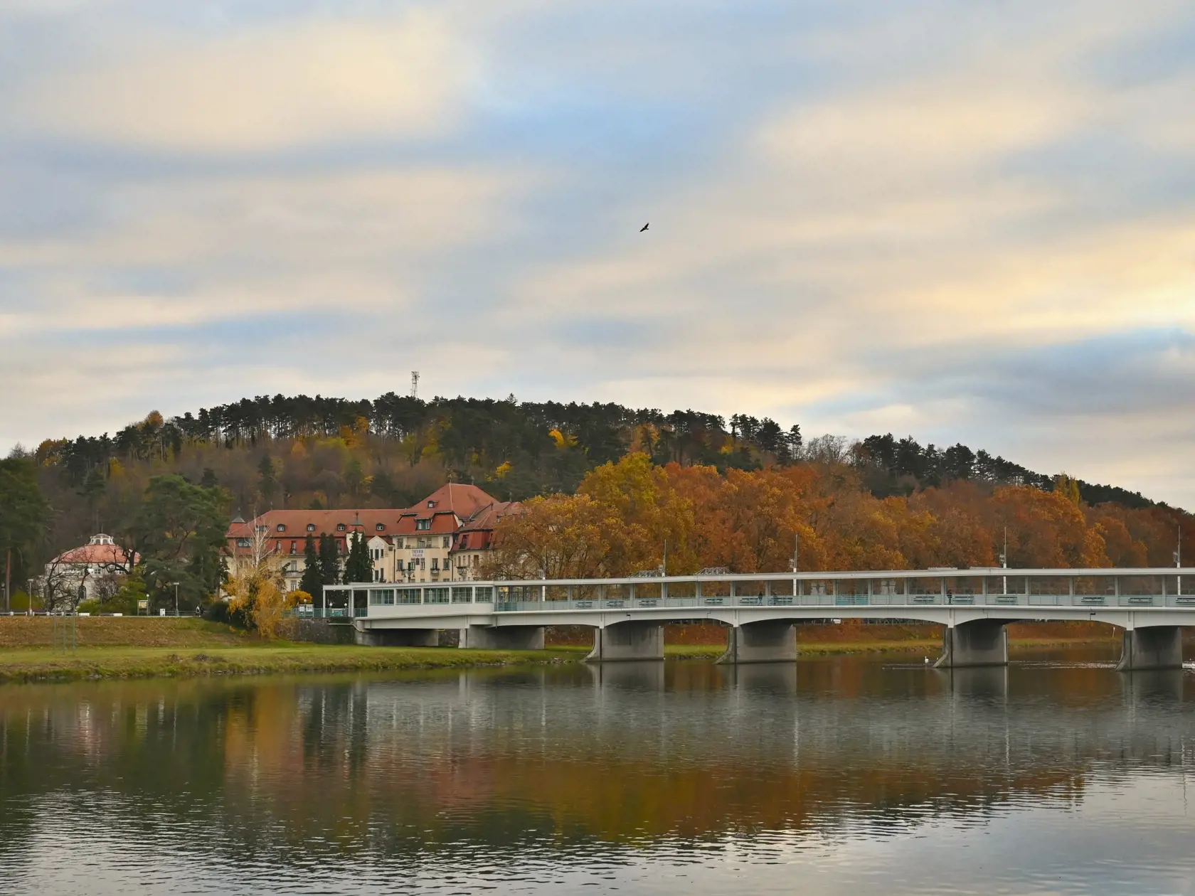 Jesenná atmosféra v Piešťanoch 11. novembra 2021. FOTO TASR - Lukáš Grinaj
