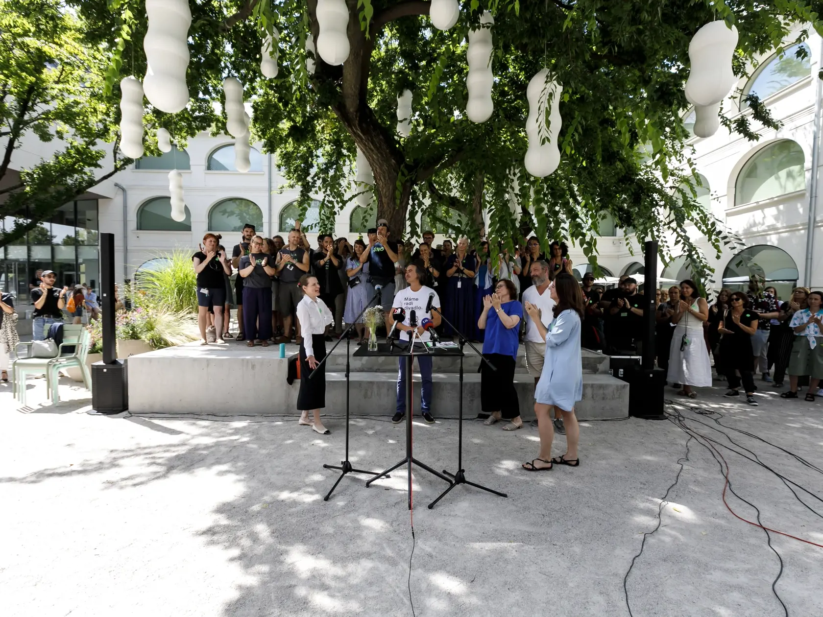 Odvolaná generálna riaditeľka Slovenskej národnej galérie (SNG) Alexandra Kusá, odvolaný generálny riaditeľ Slovenského národného divadla (SND) Matej Drlička, riaditeľka Centra vied o umení Ústavu dejín umenia Slovenskej akadémie vied Katarína Bajcurová a predseda najväčšej odborovej organizácie pri Slovenskom národnom divadle Patrik Pačes počas tlačovej konferencie k odvolaniu generálnej riaditeľky Alexandry Kusej na nádvorí SNG.