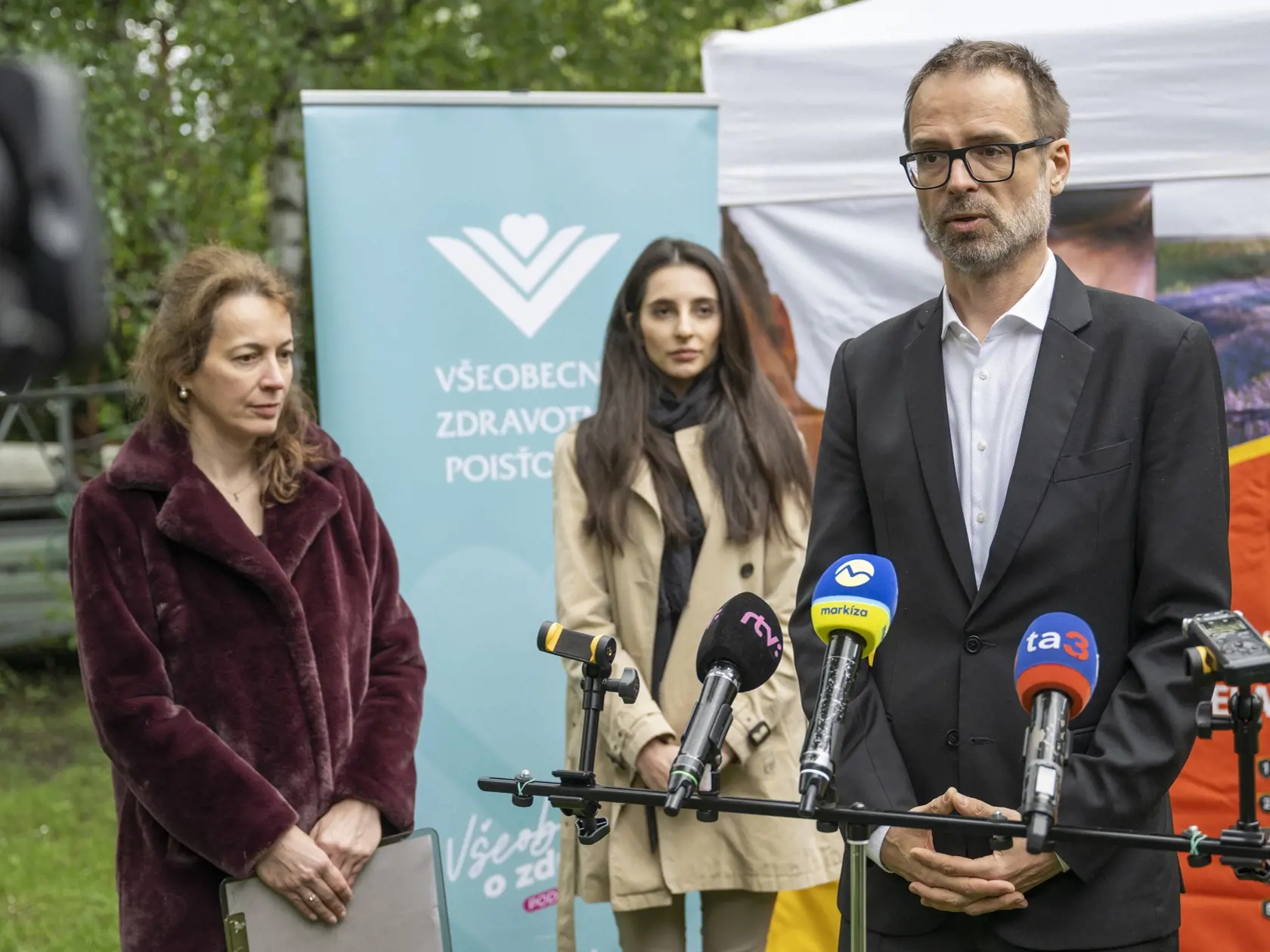 Na snímke sprava lekár Bratislavského samosprávneho kraja Tomáš Szalay, dermatologička Alexandra Viestová a OZ pacientov s dermatologickými malignitami Silvia Schmidtmayerová počas športových tréningov a Význam prevencie a správnej ochrany pokožky detských športovcov", 17. apríla 2024 v Bratislave. FOTO TASR - Martin Baumann 