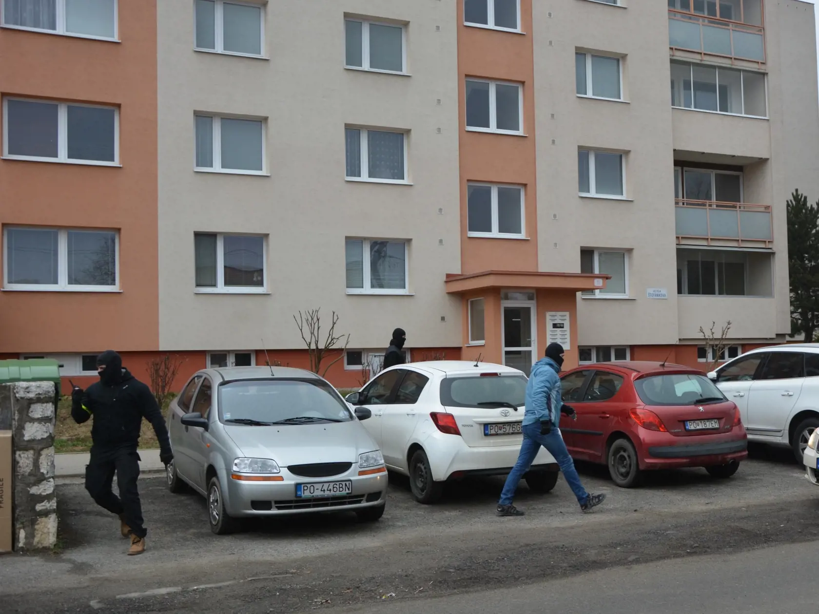 Kriminalisti zasahovali na viacerých miestach, okrem Štefánikovej ulice v Prešove aj v Lipianoch, Čelovciach a Finticiach. 