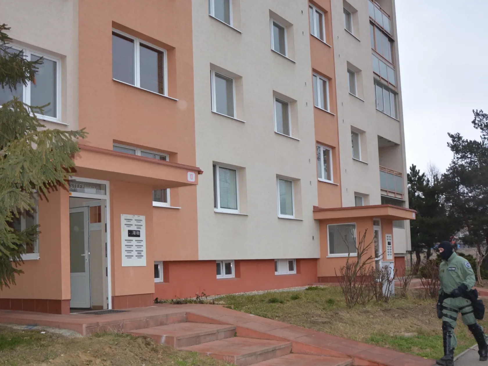 Podozrivý býva v tejto bytovke, ktorú si prenajíma s otcom. Policajti tu nabehli vo štvrtok ráno. 