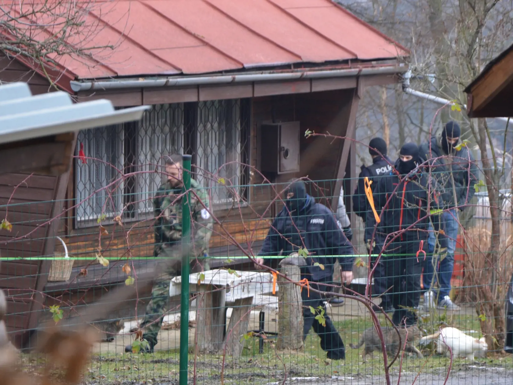 Na chatke vo Vydumanci hľadali policajti zbrane. 
